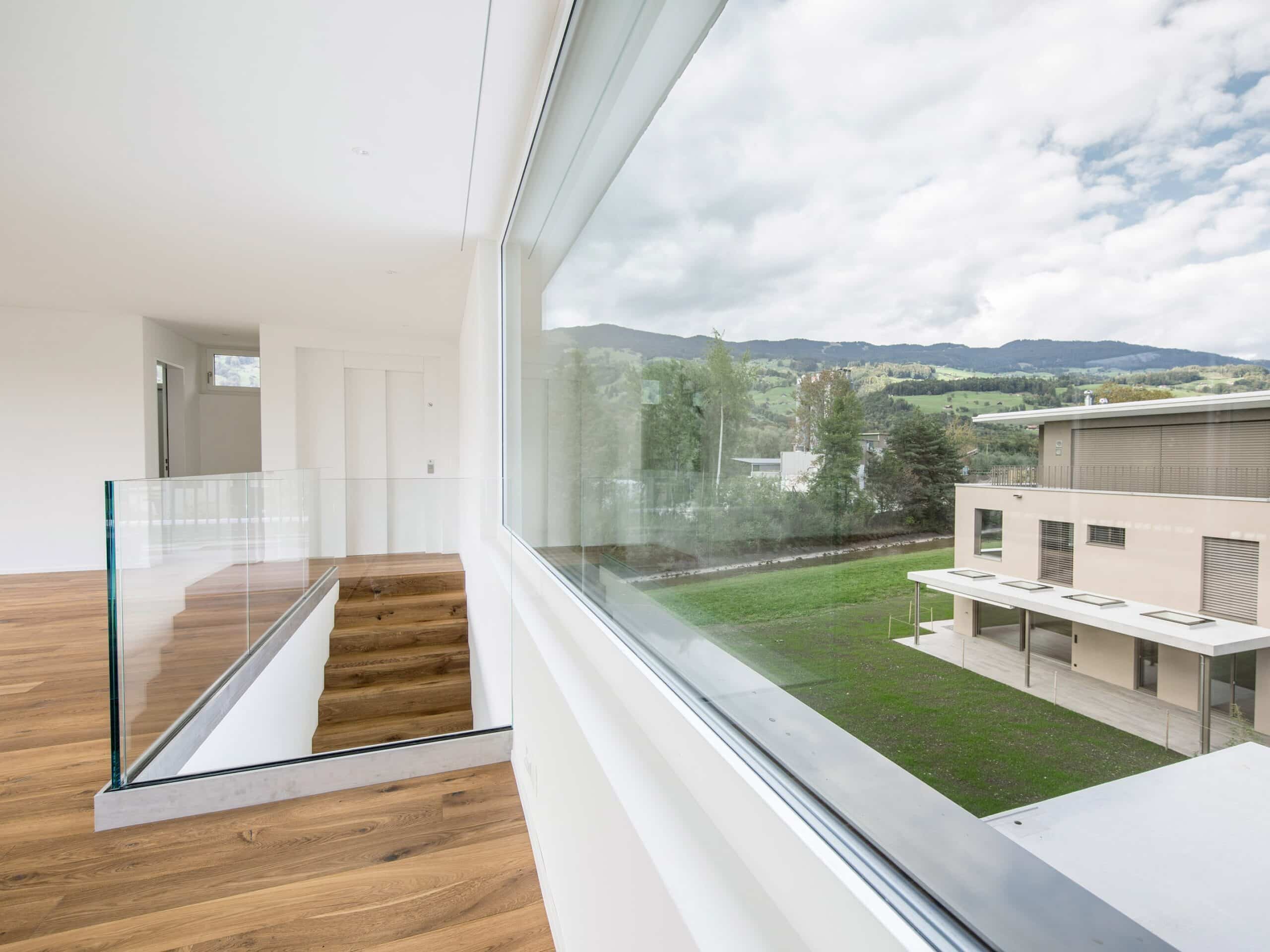 Maison plurifamiliale Giswil, avec grandes fenêtres et vue sur la nature