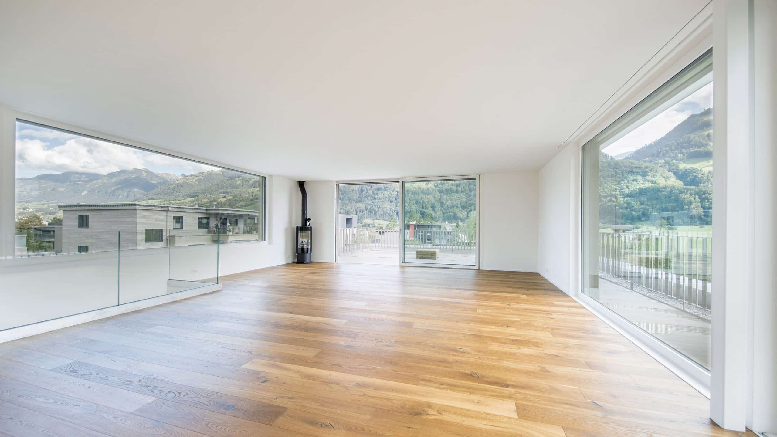 Wohnzimmer mit grossen Fenster von 4B