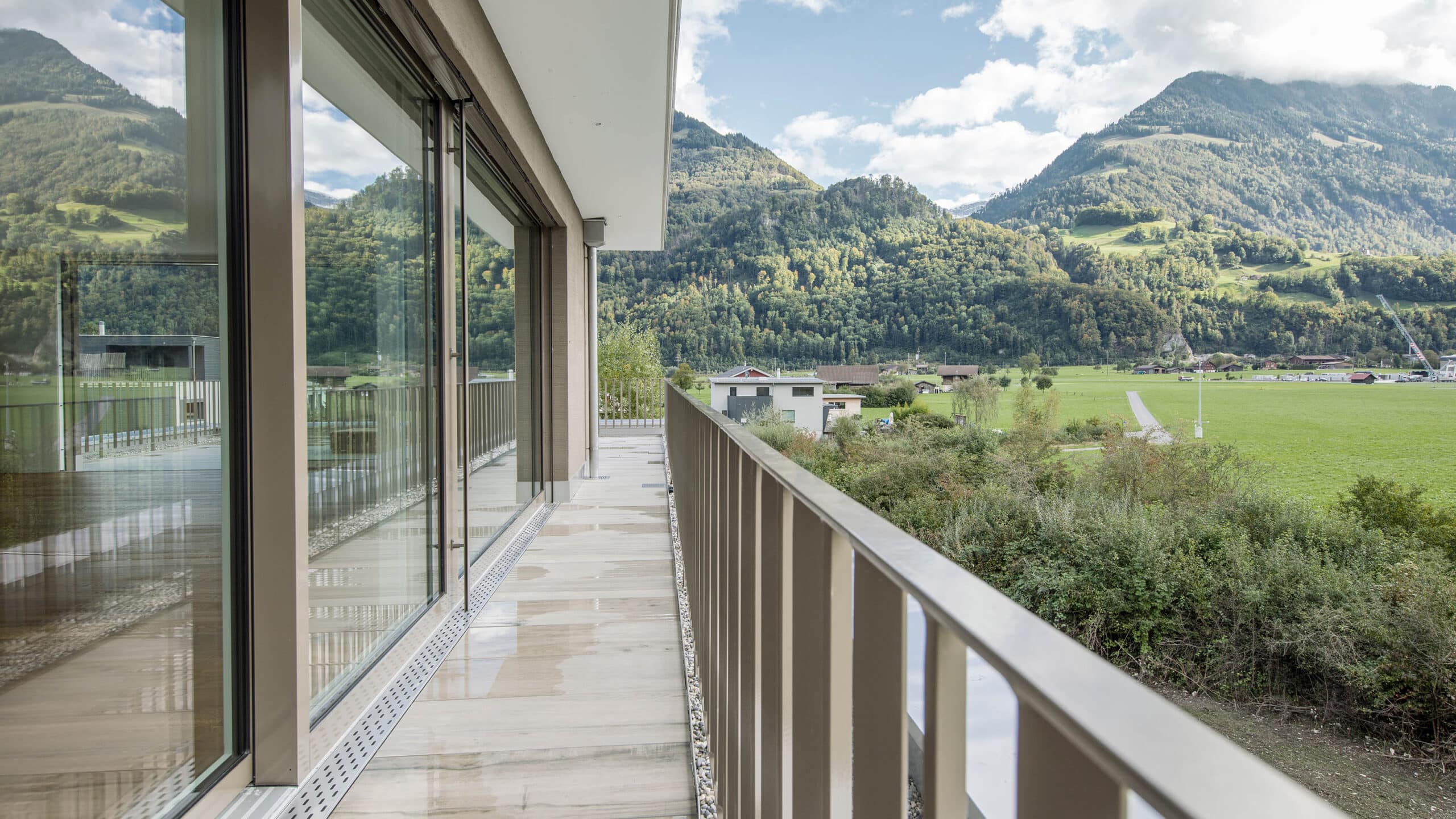 Grosse Fenster aussen Ansicht an grosse Glasfront