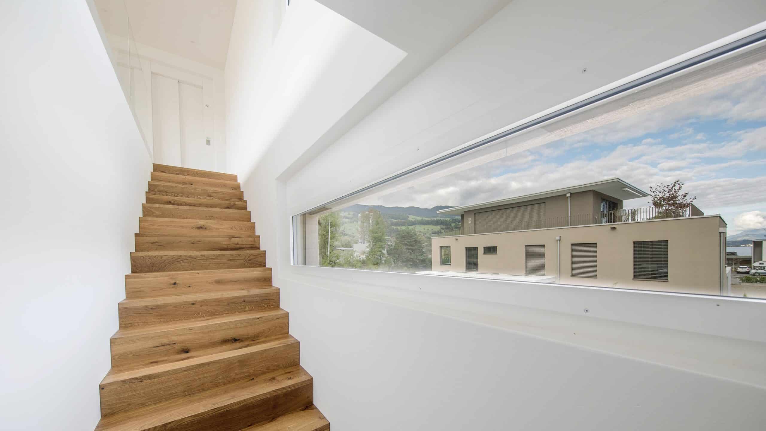 Treppenhaus mit grosser Glasfront
