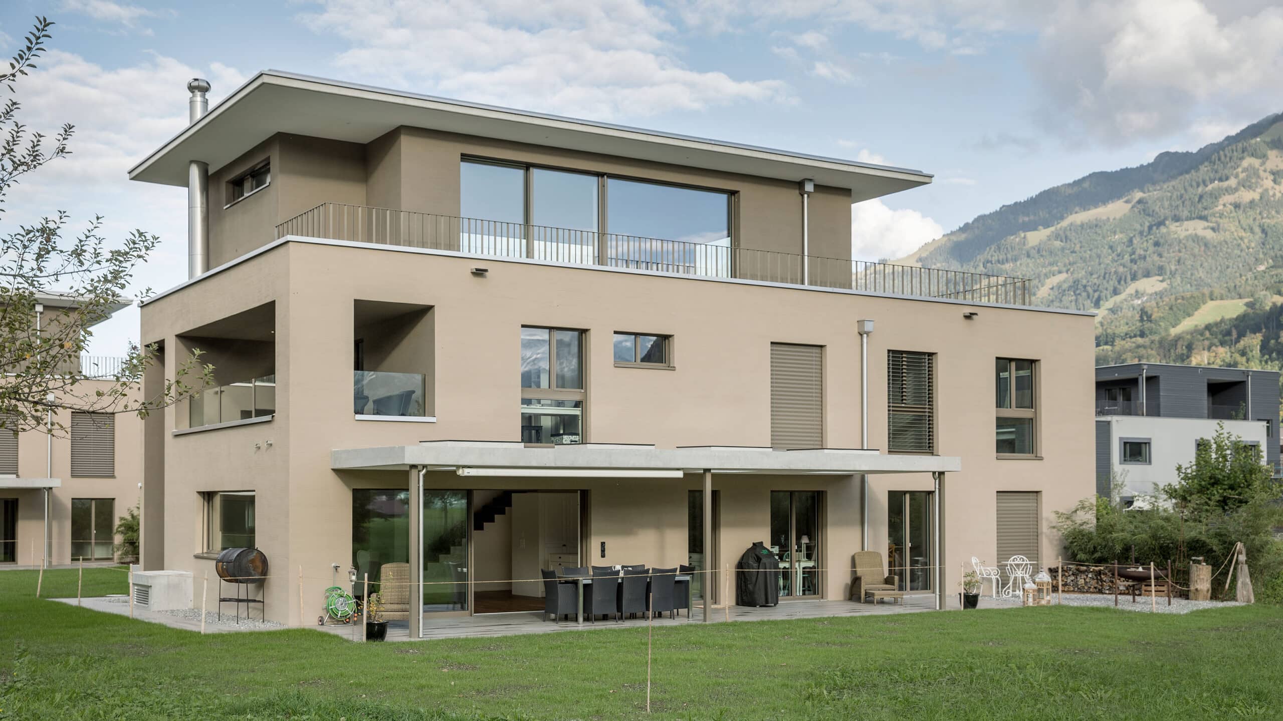 Mehrfamilienhaus, Giswil mit grossen Fenster von 4B