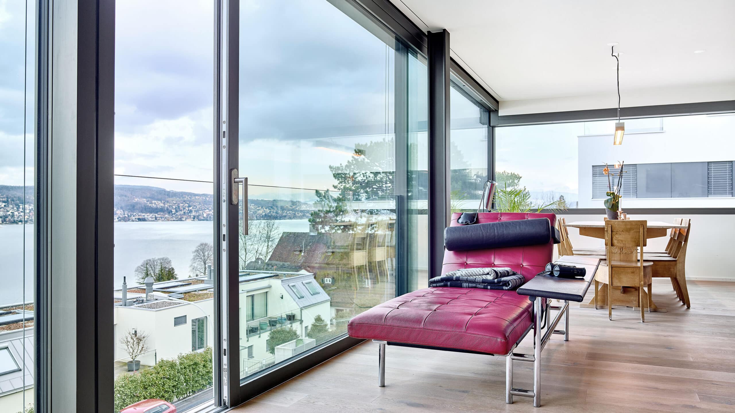 Grosse Fensterfront, moderne Einrichtung mit Ausblick auf den See