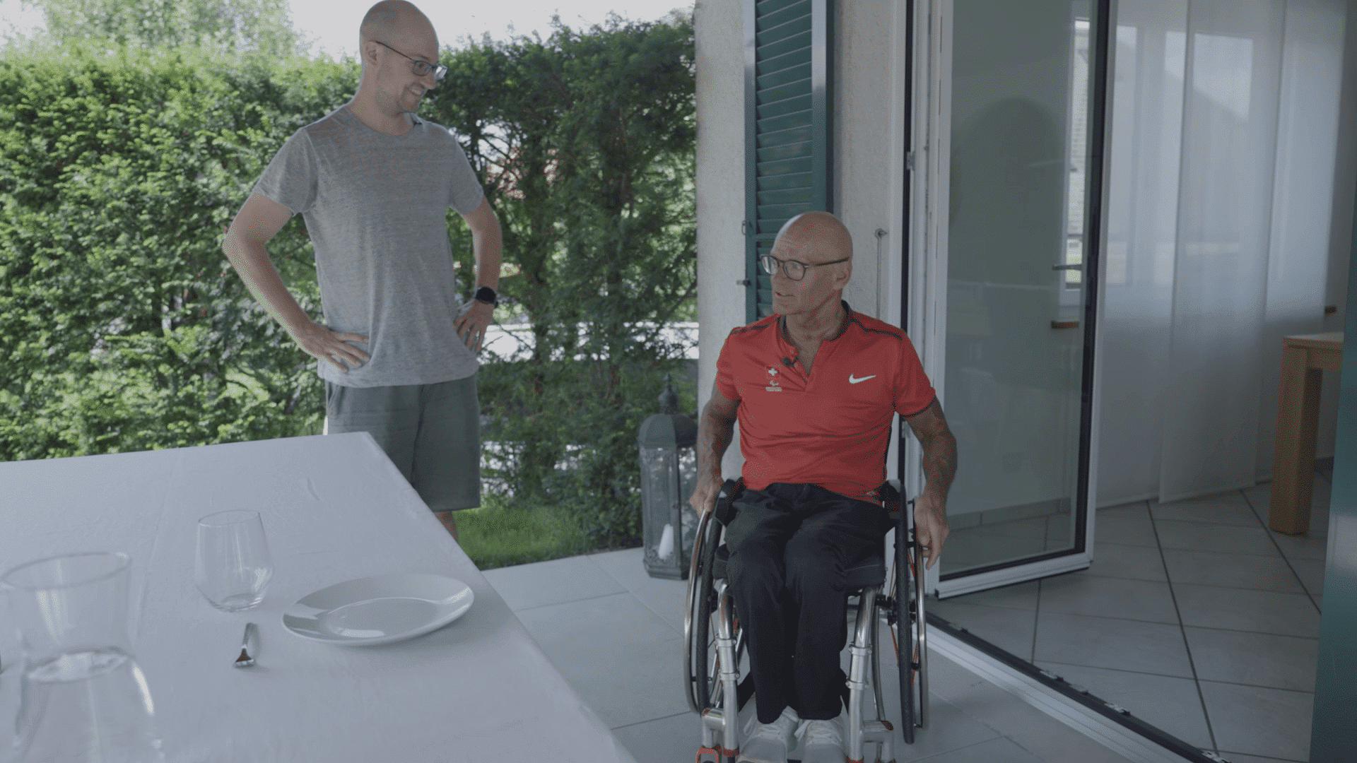 Sohn und Vater Frei auf dem Balkon vor der Balkontür RF 1