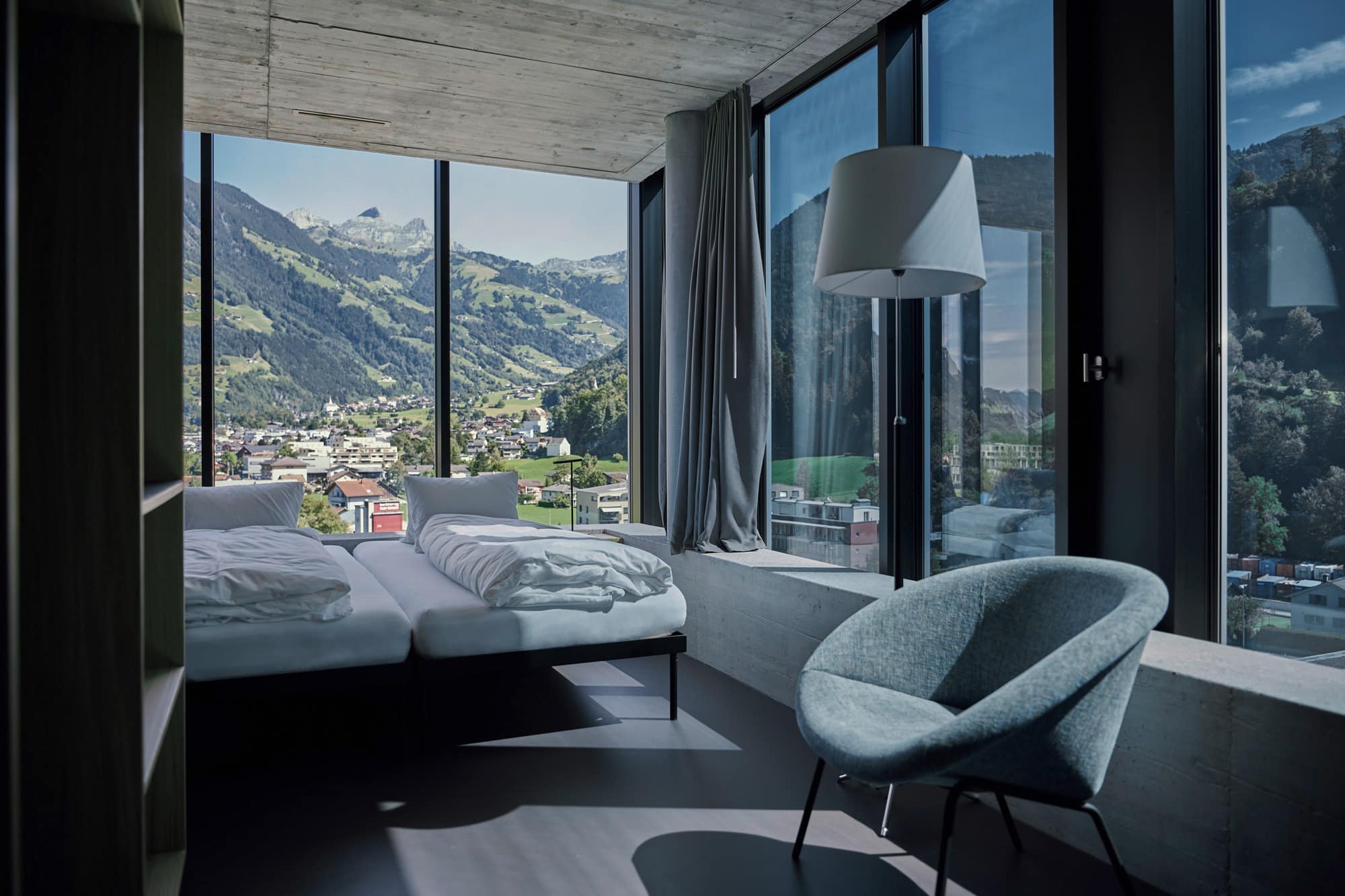 Siscampus Schattdorf Hotelzimmer innenansicht mit Aussicht auf die Berge