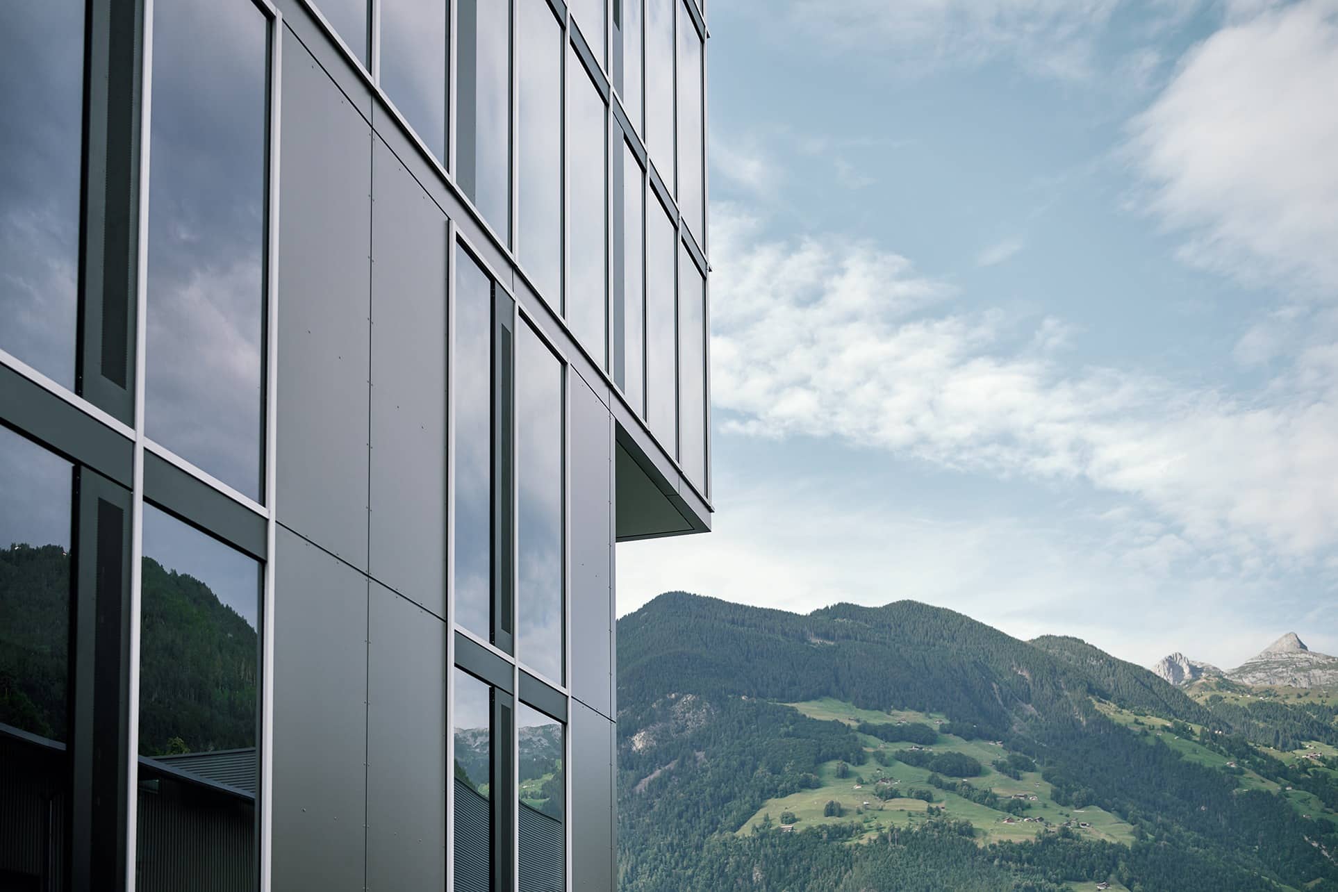 Intelligente Fassade vom Siscampus, Berge spiegeln im Glas