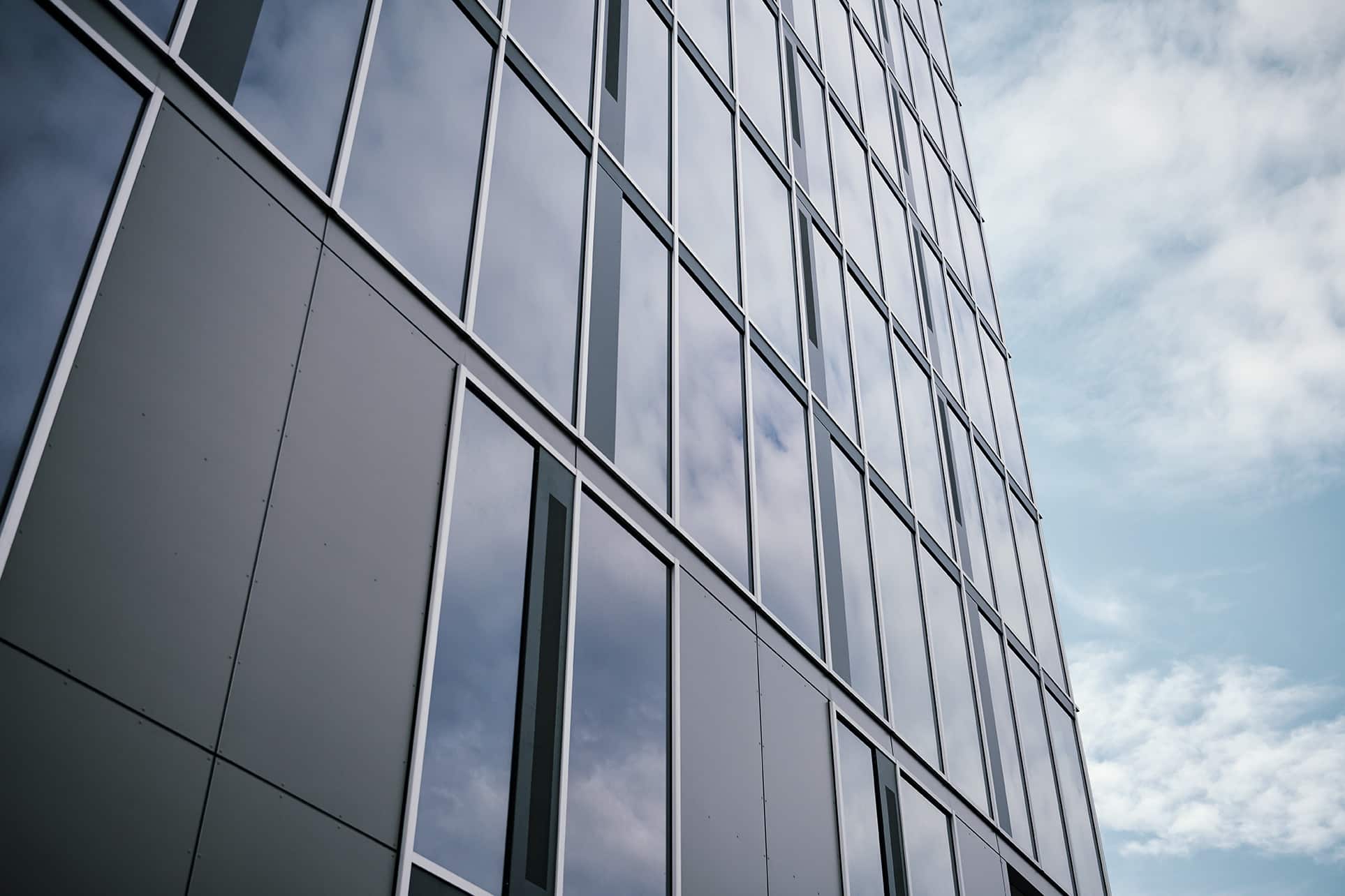 Intelligente Fassade vom Siscampus in Schattdorf, Ansicht von aussen, Wolken spiegeln im Glas
