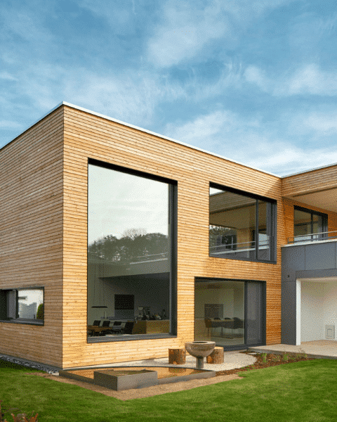 Holzhaus mit grossen Fenster über mehrere Etagen