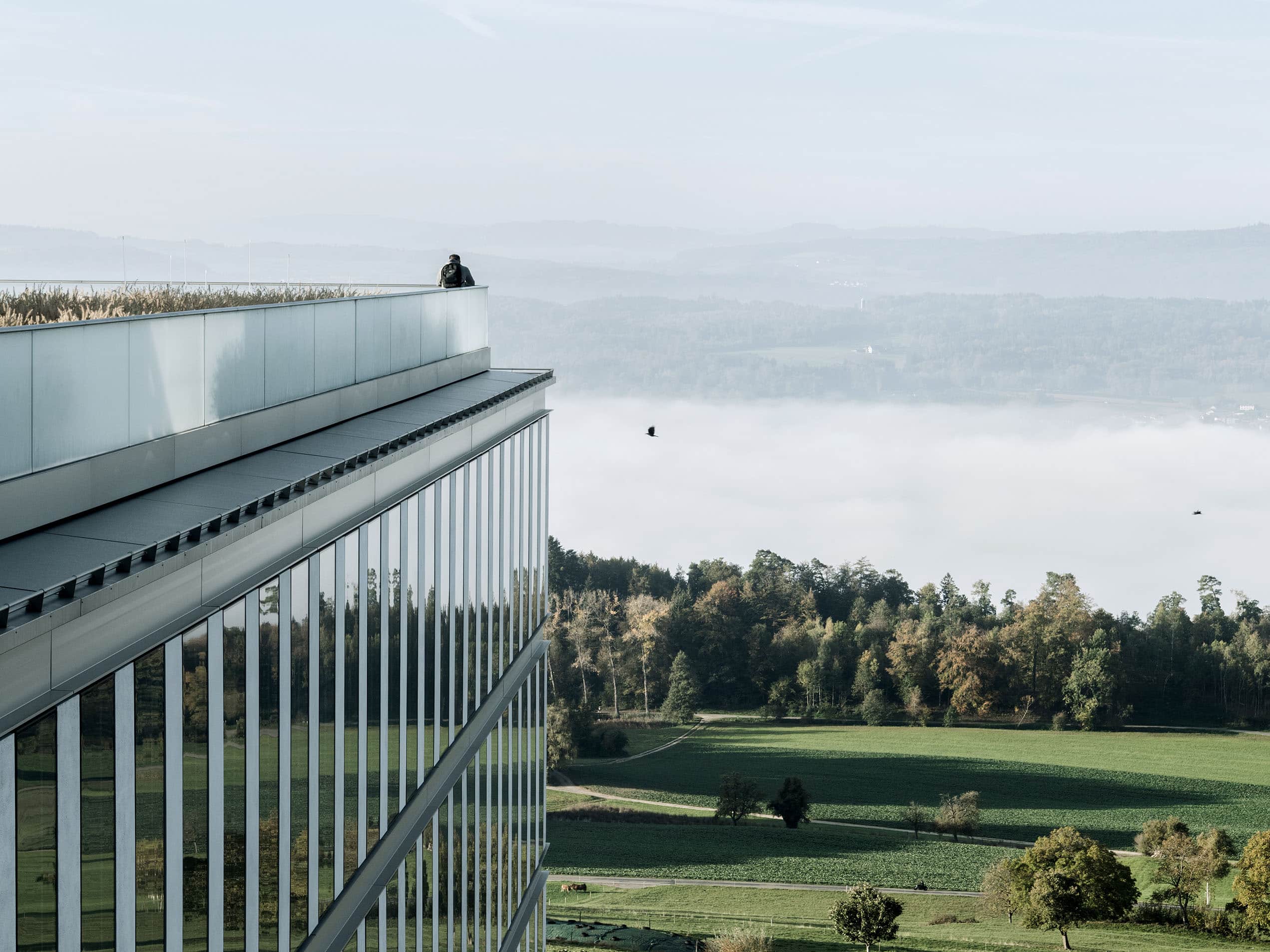 Rehaklinik, Bellikon Aussensicht an die Fassade und Blick auf den See