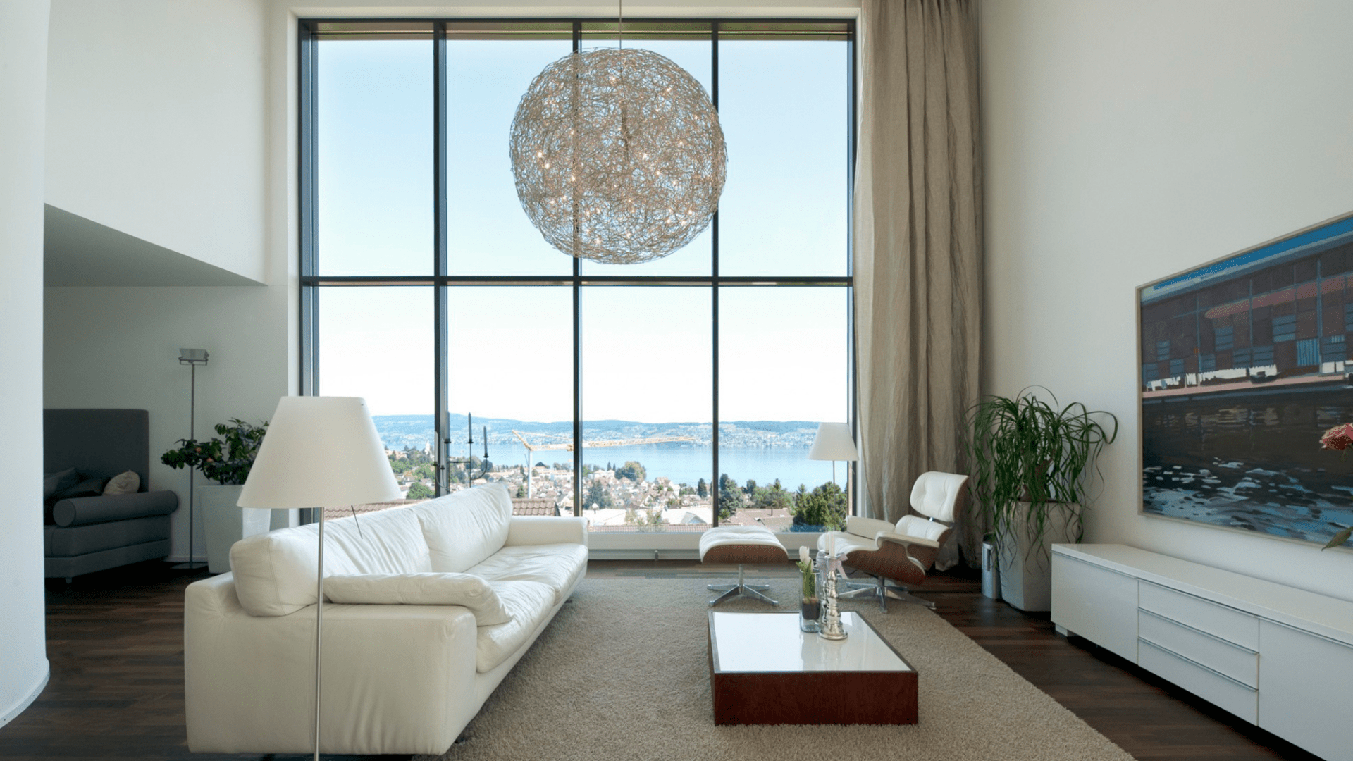 Grosse Fensterfront, moderne Einrichtung, Fenster über mehrere Etagen