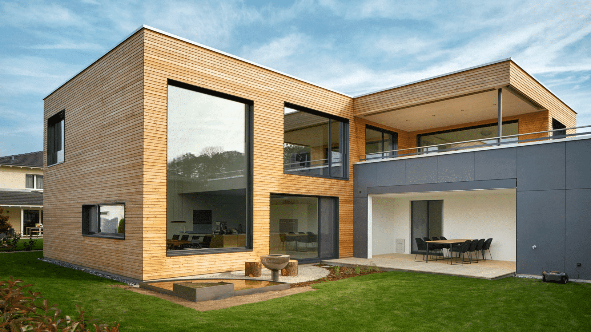 Holzhaus mit grossen Fenster über mehrere Etagen