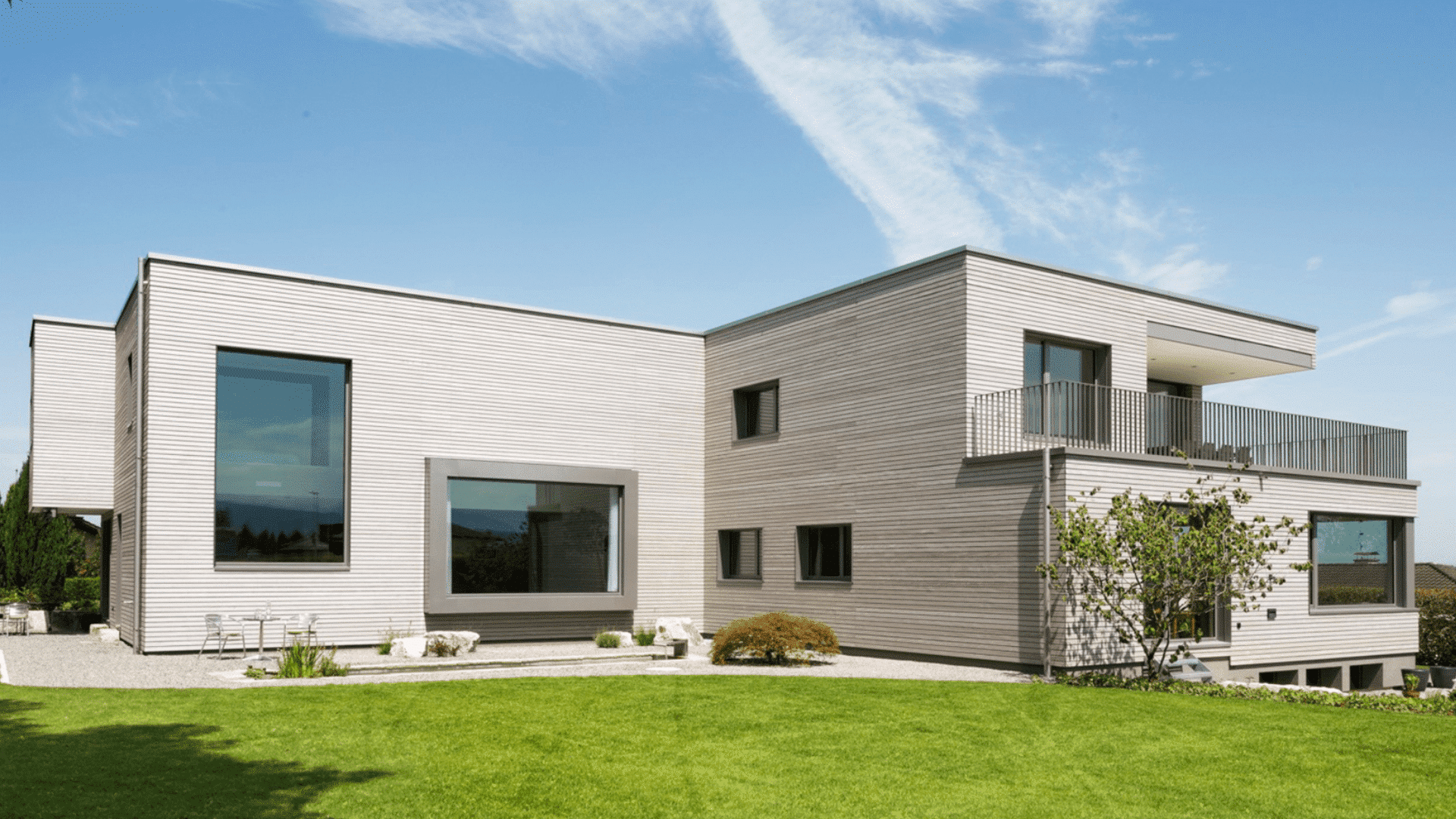 Haus mit grossen Fenster welche über zwei Etagen gehen