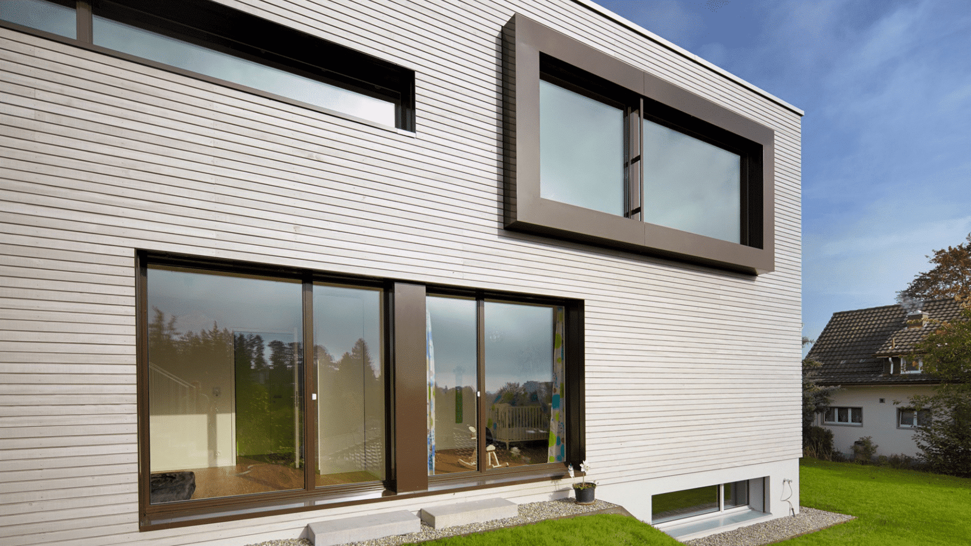 Modernes Haus mit Fensterzargen als Stilelement