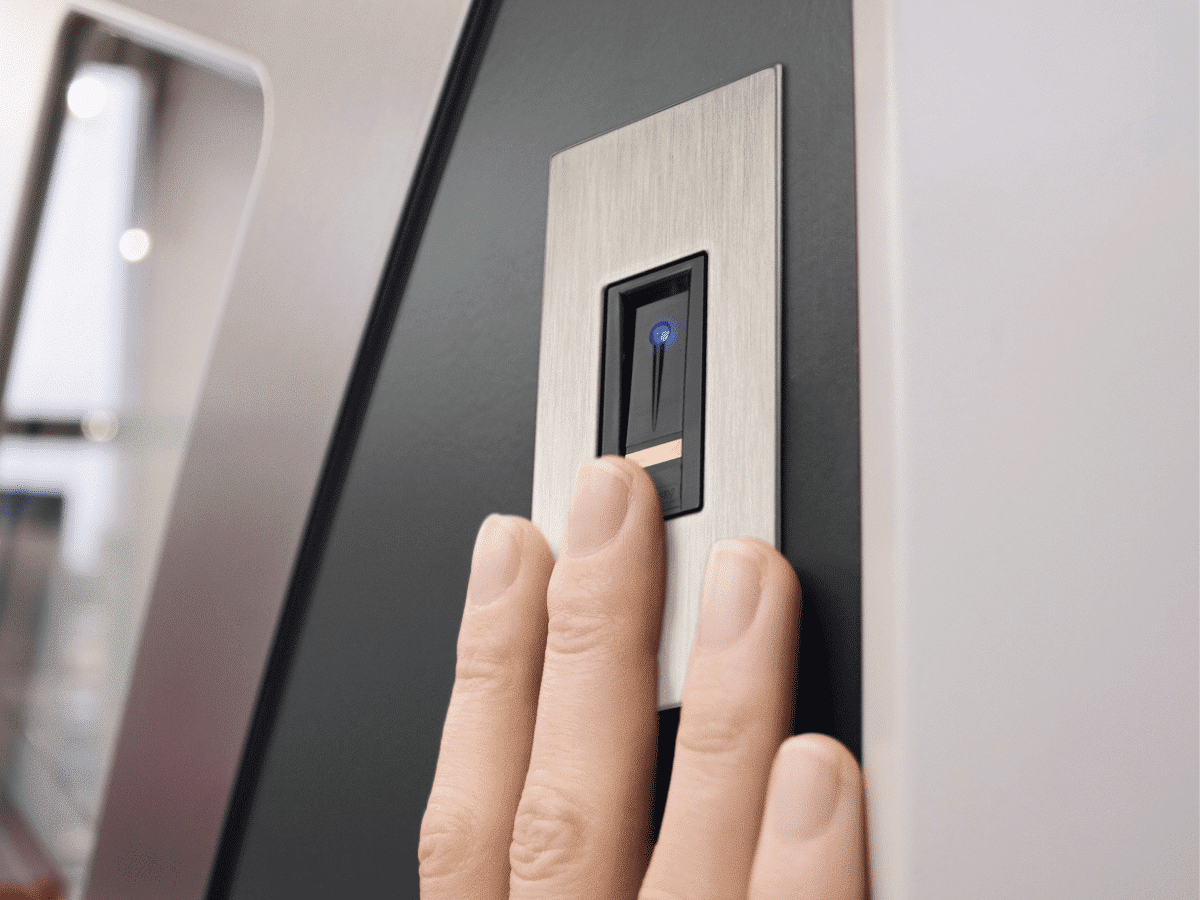 Frau öffnet Haustüre mit Fingerscan