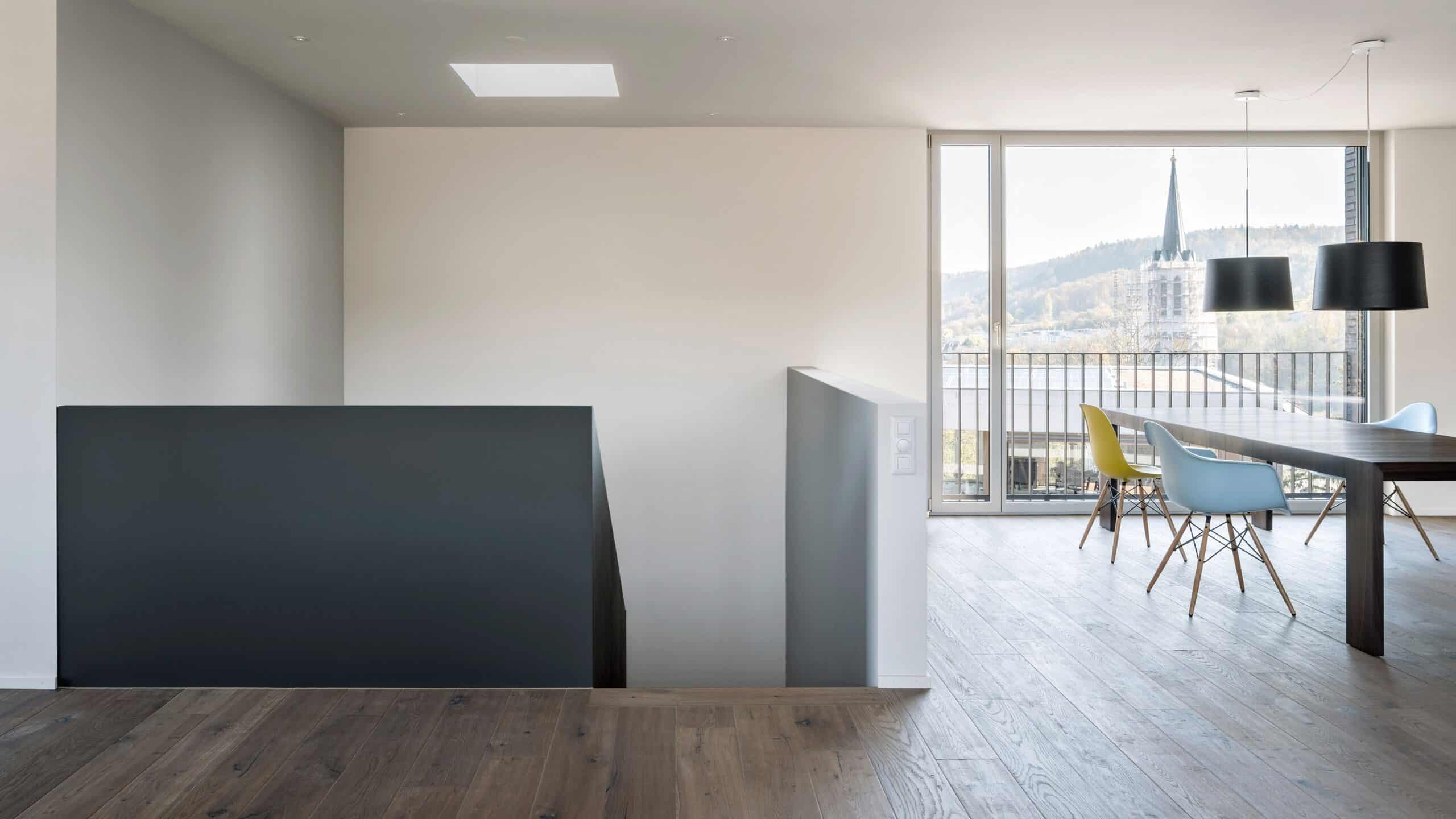 Wohnzimmer mit grossen Neubaufenster und Schiebetüren von 4B