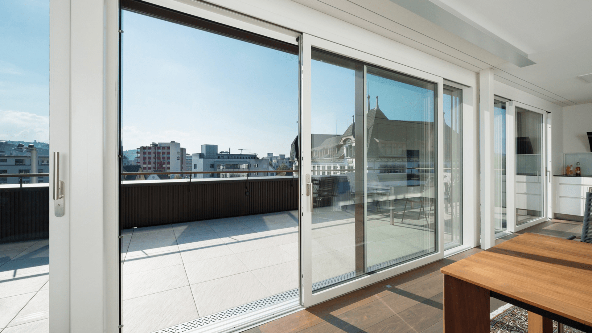 Wohnzimmer mit Schiebetür-Front und Terrasse