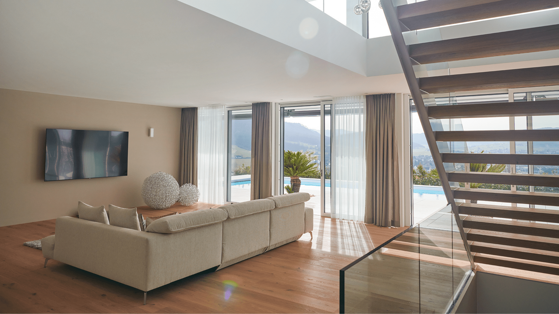 Wohnzimmer von einer Villa mit Schiebetür und Glasfront
