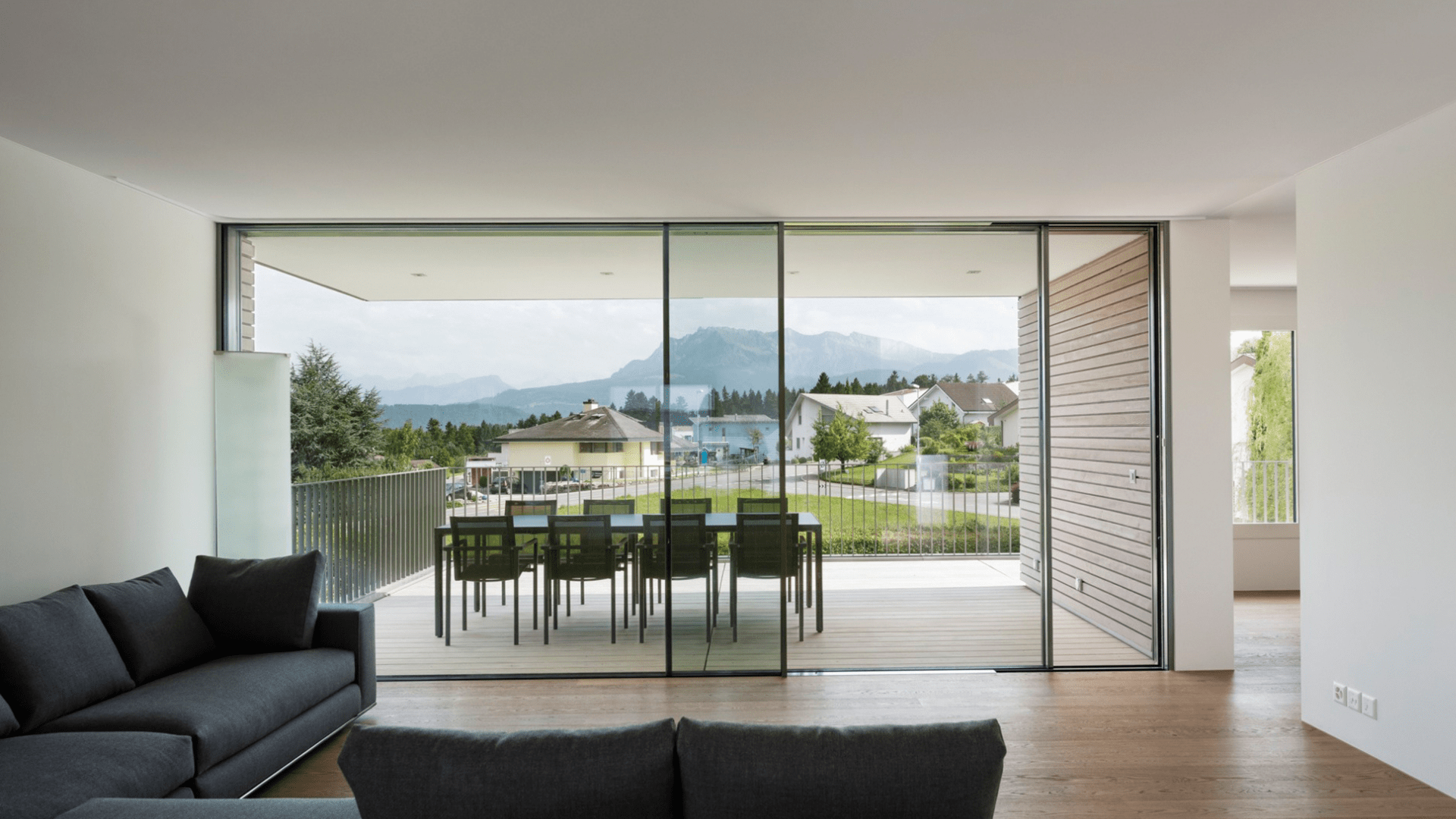 Wohnzimmer mit Schiebetür und Garten