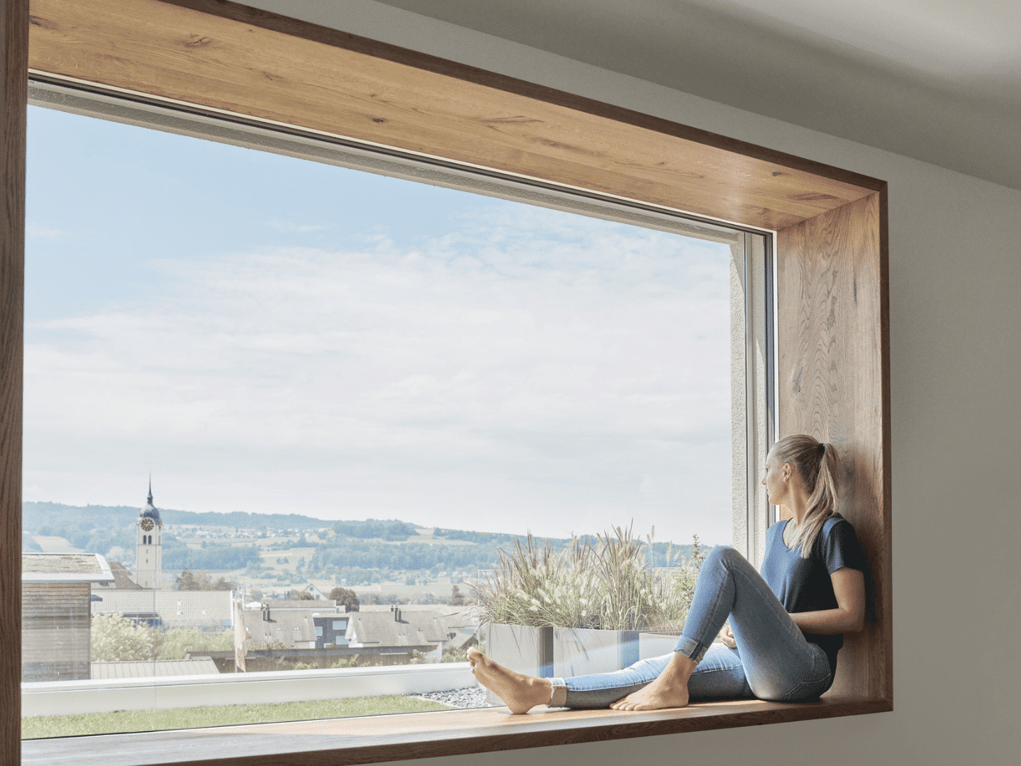 Sitzfenster mit Frau welche aus dem Fenster von 4B schaut