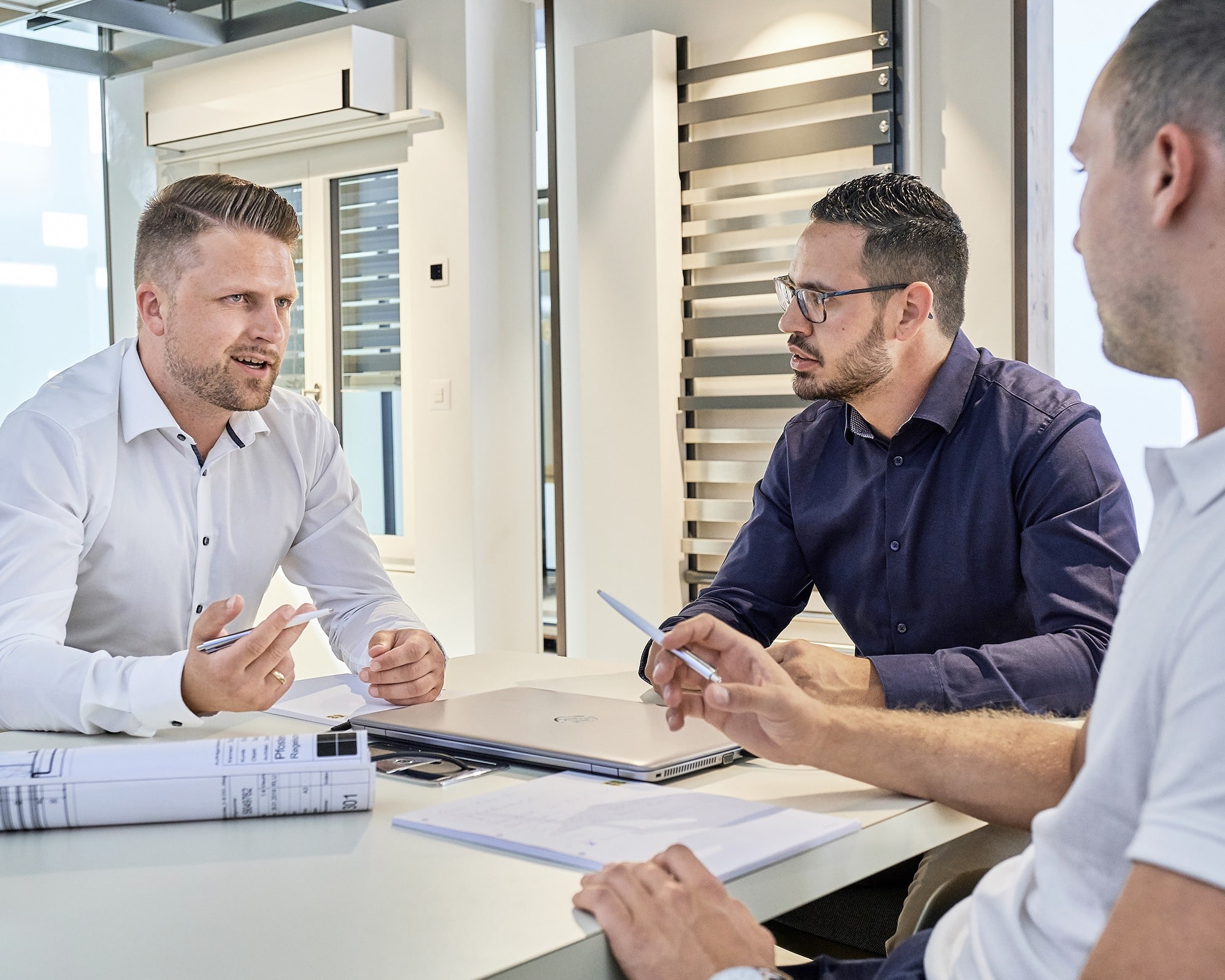 Drei Männer in einem Meeting, in der Ausstellung von 4B