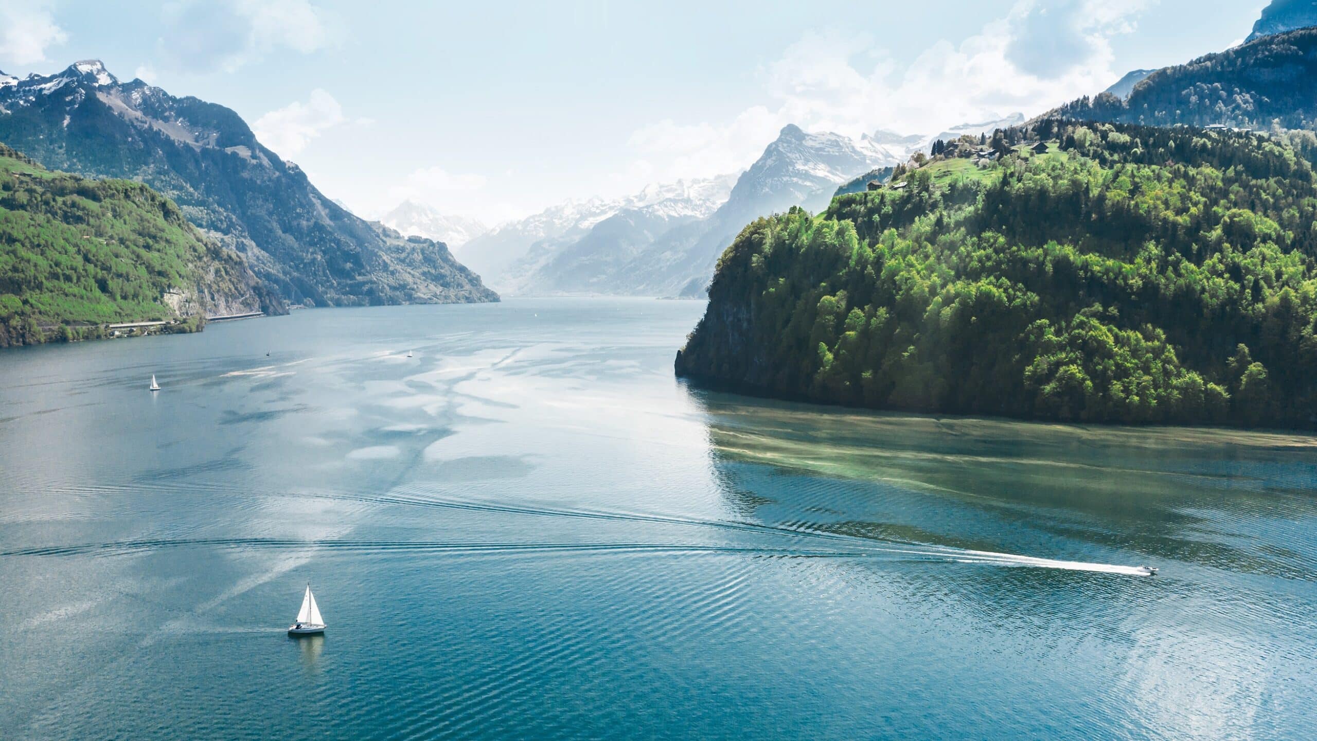 Landschaft mit Segelboot und See
