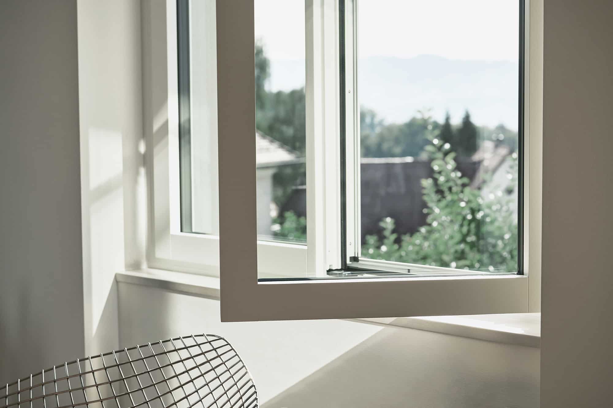 Renovationsfenster RF1 in weiss mit offenem Fensterflügel