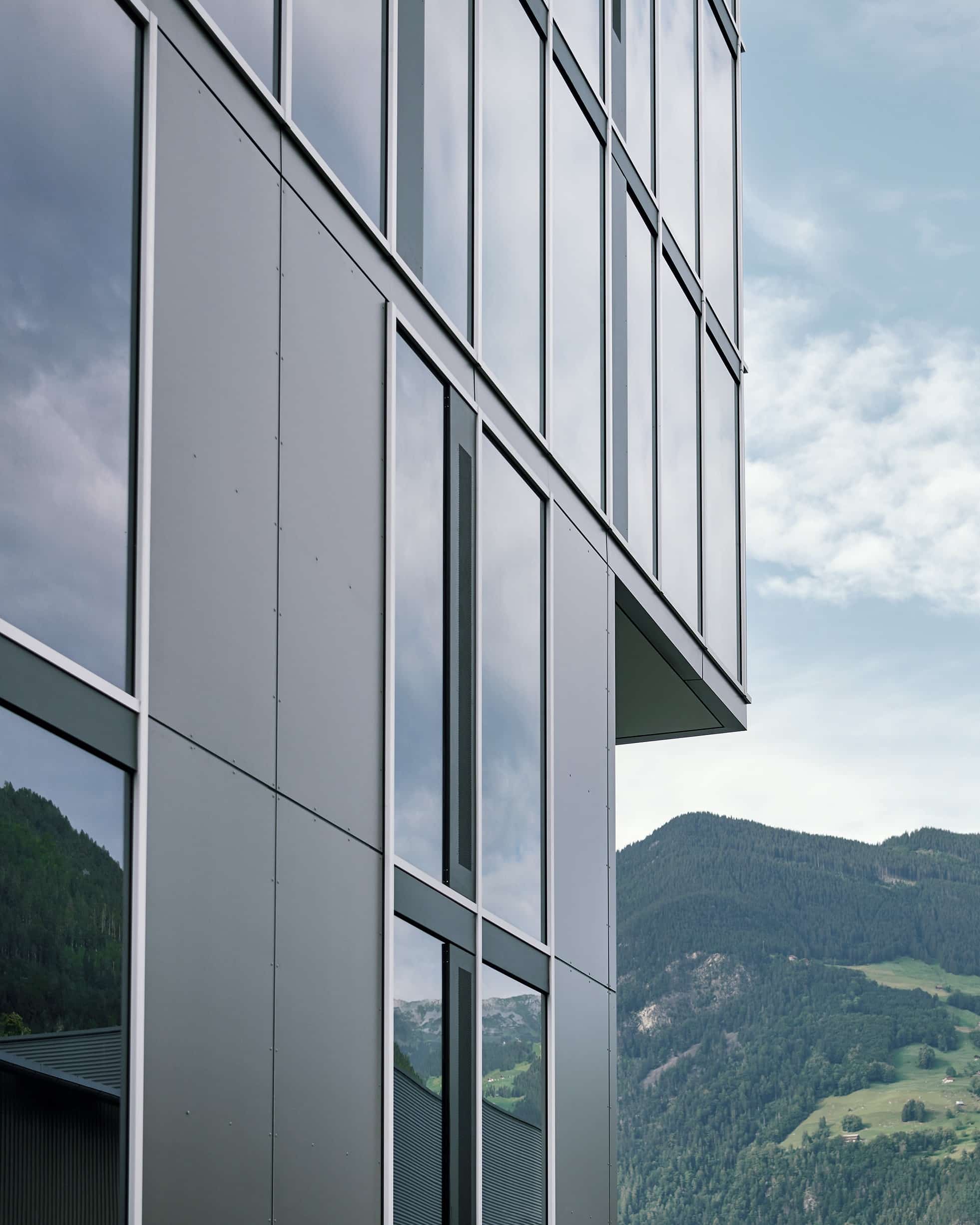 Intelligente Fassade vom Siscampus in Schattdorf Aussenansicht