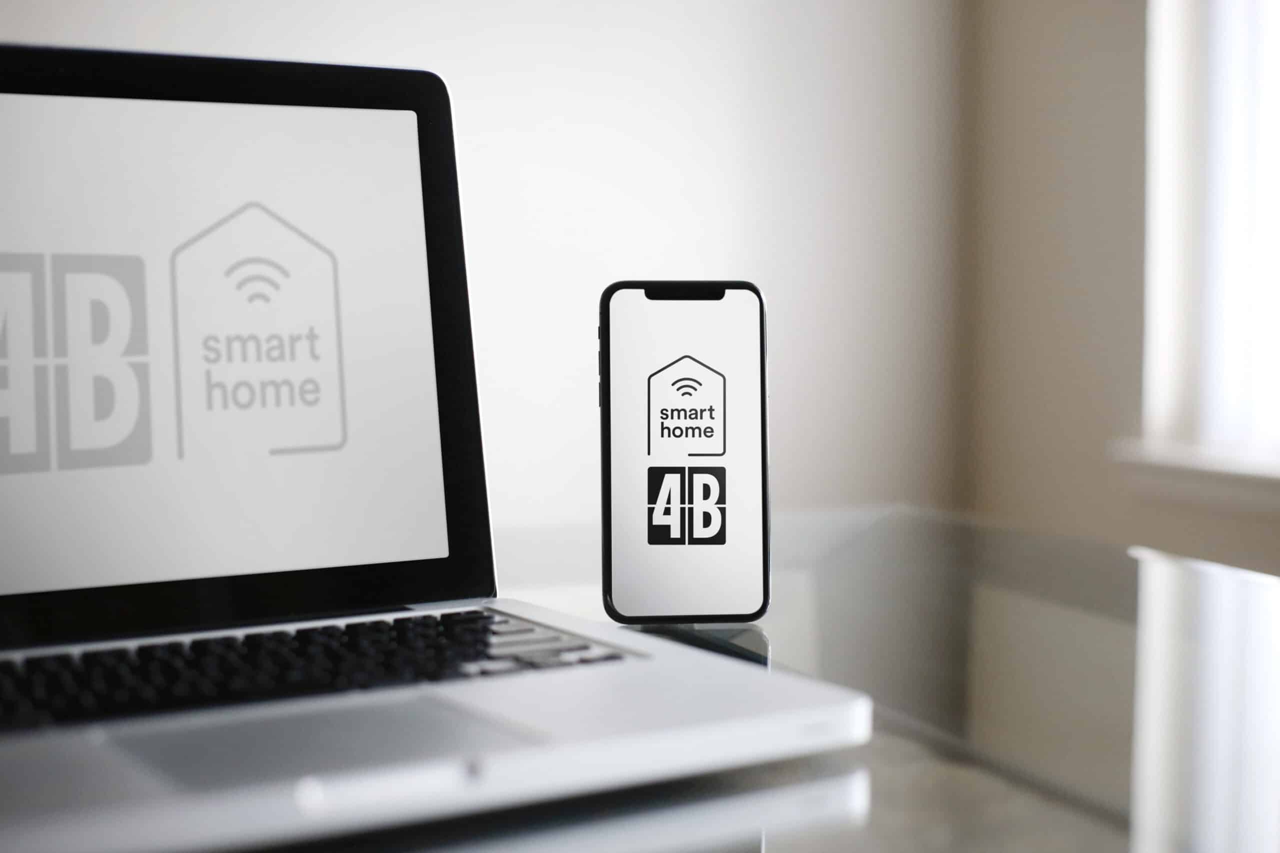 Laptop und Smartphone mit 4B Logo und Smart-Home-Icon