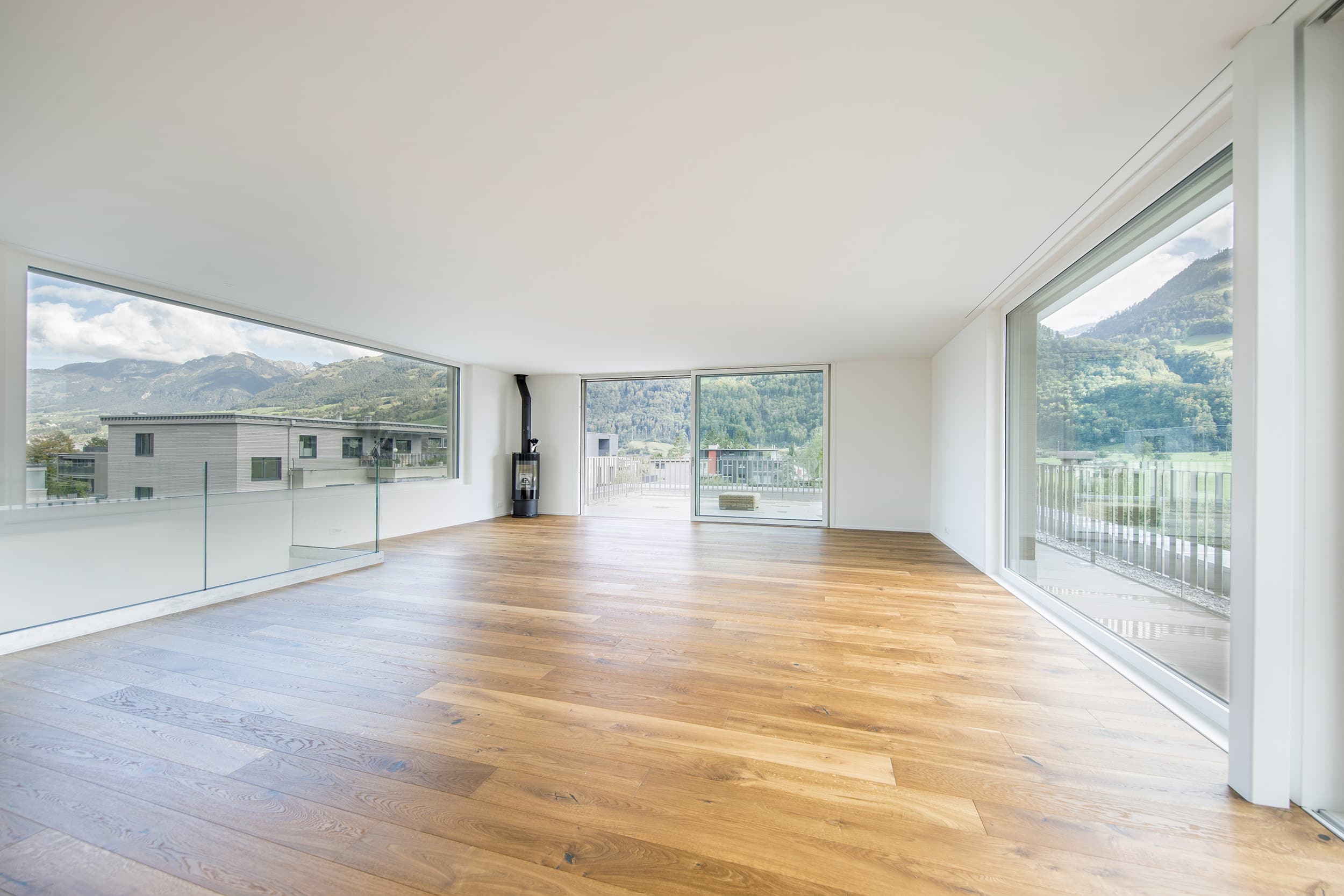 Das grosszügige und filigrane Design der Fenster und Schiebetür reflektiert die architektonische Vision einer hellen Raumidee.