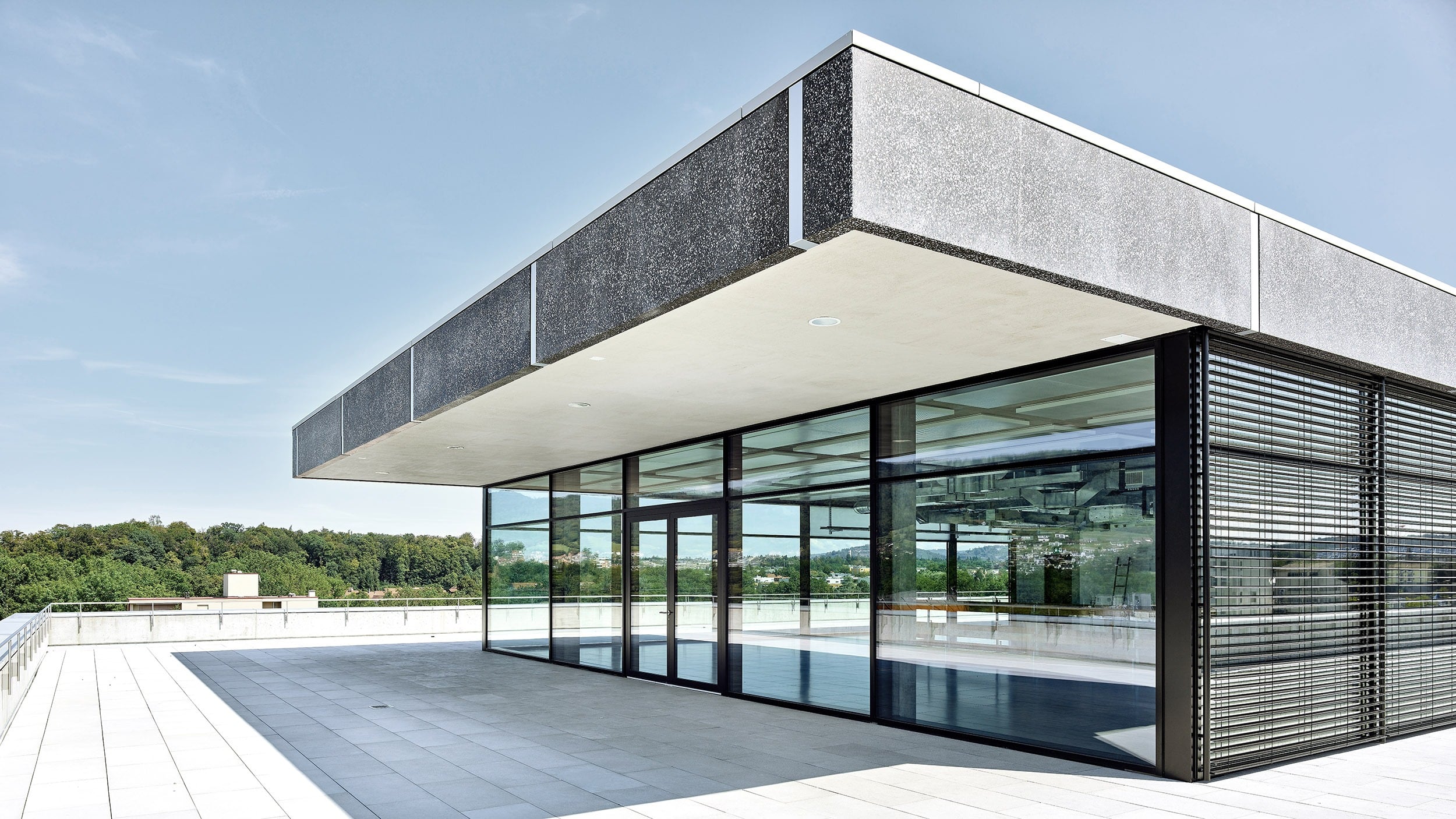 Glas-Fassade und Terrasse vom Geschäftshaus HANG-AAR, Aarau