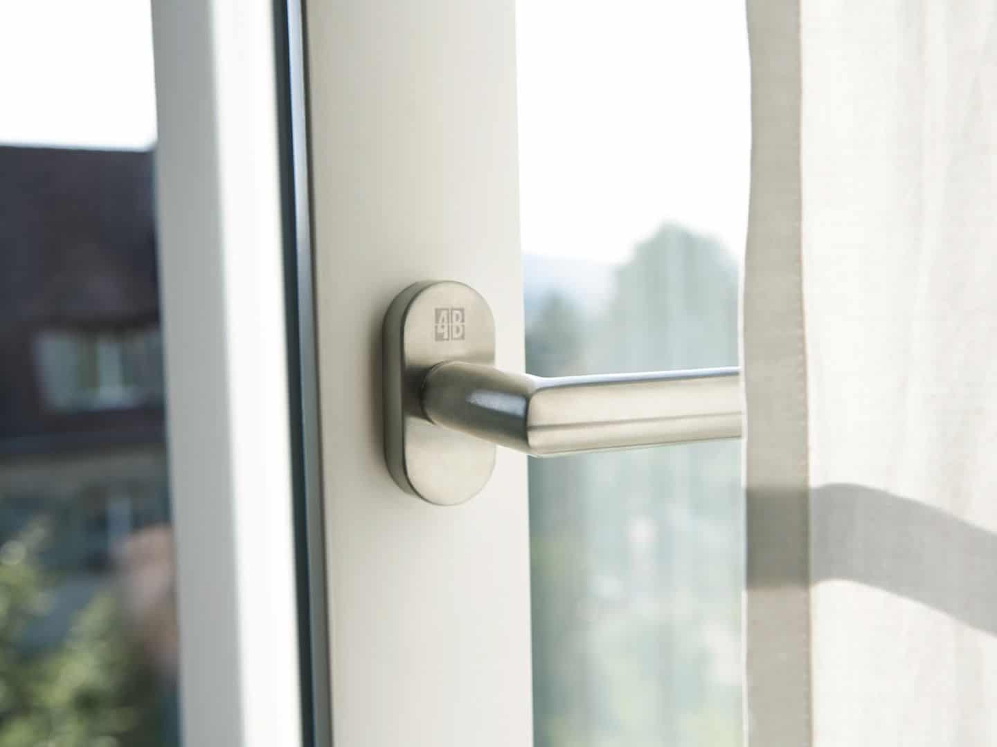 Renovationsfenster RF1 in weiss mit offenen Fensterflügeln
