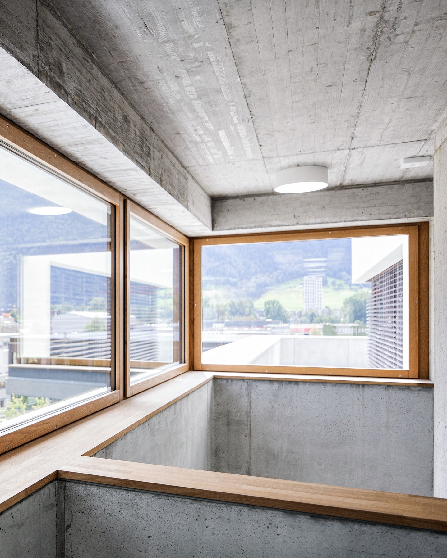 Grosse Holz-Metall Fenster mit Sichtbeton