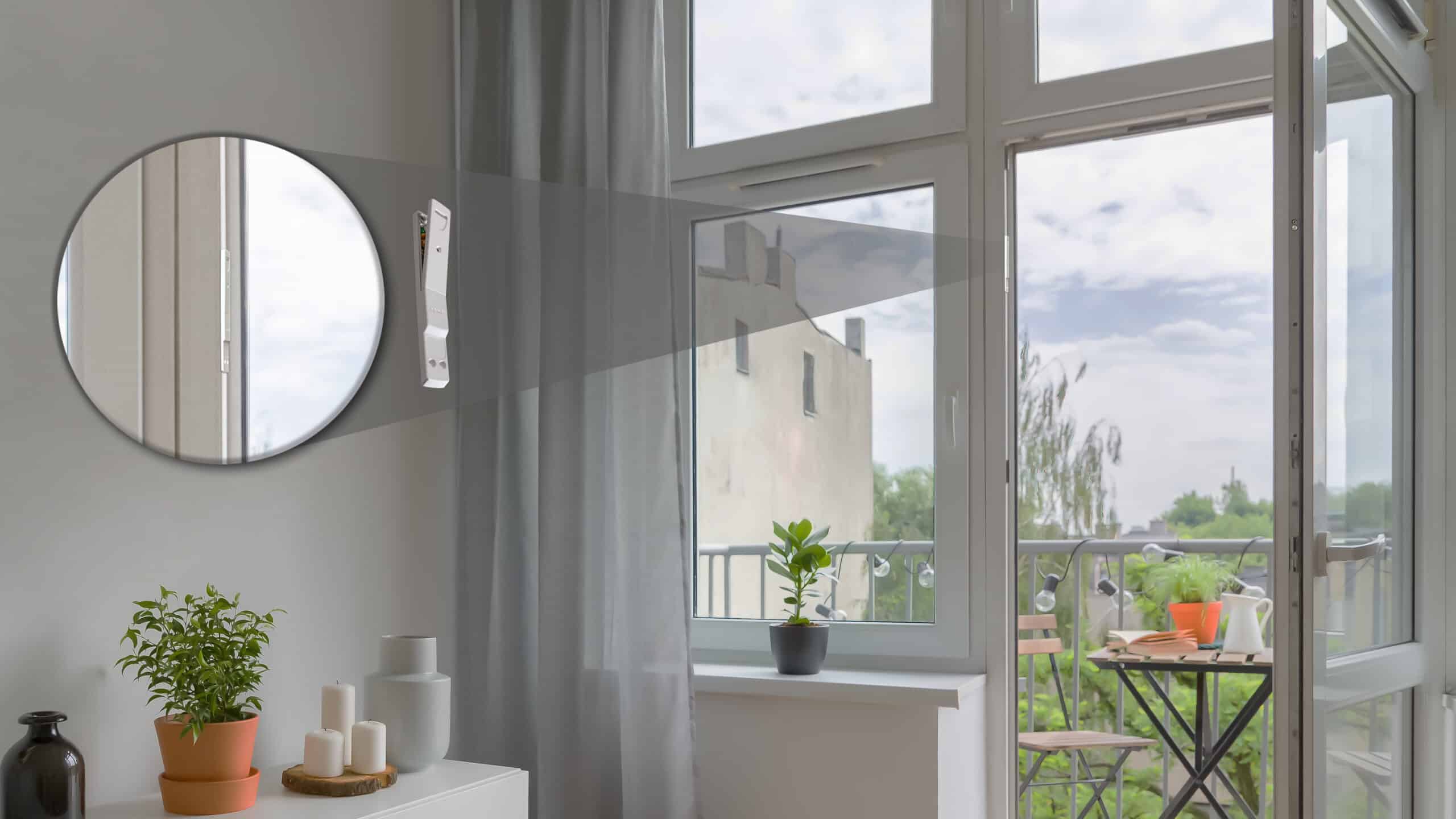 Smart home: Bild zeigt via Lupe einen schmalen Öffnungsmelder in der Balkontüre