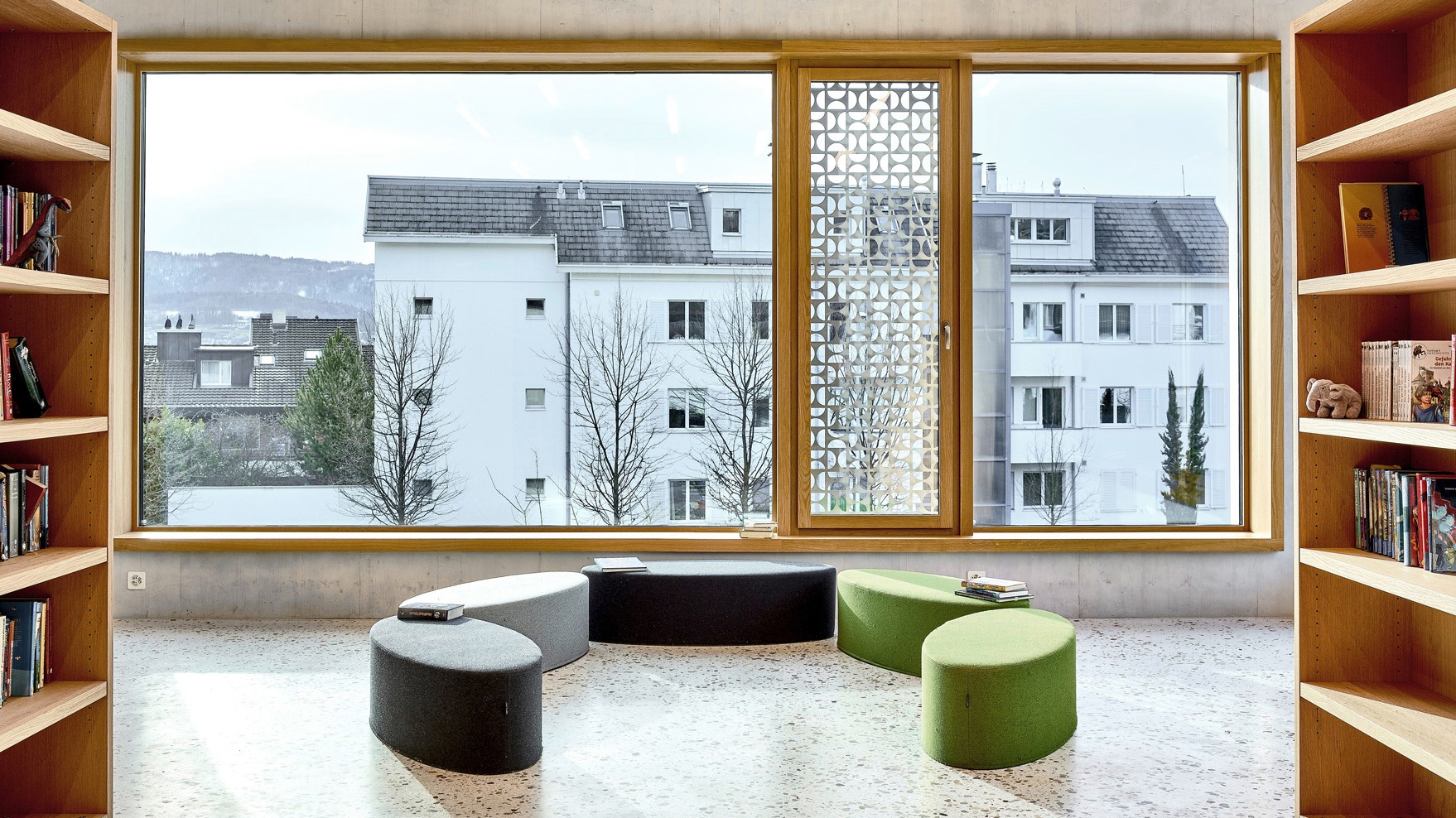 Die hochwertigen Fenster aus Eichenholz erfüllen im Schulhaus Goldbach alle Anforderungen an Design, Sicherheit und Energieeffizienz.