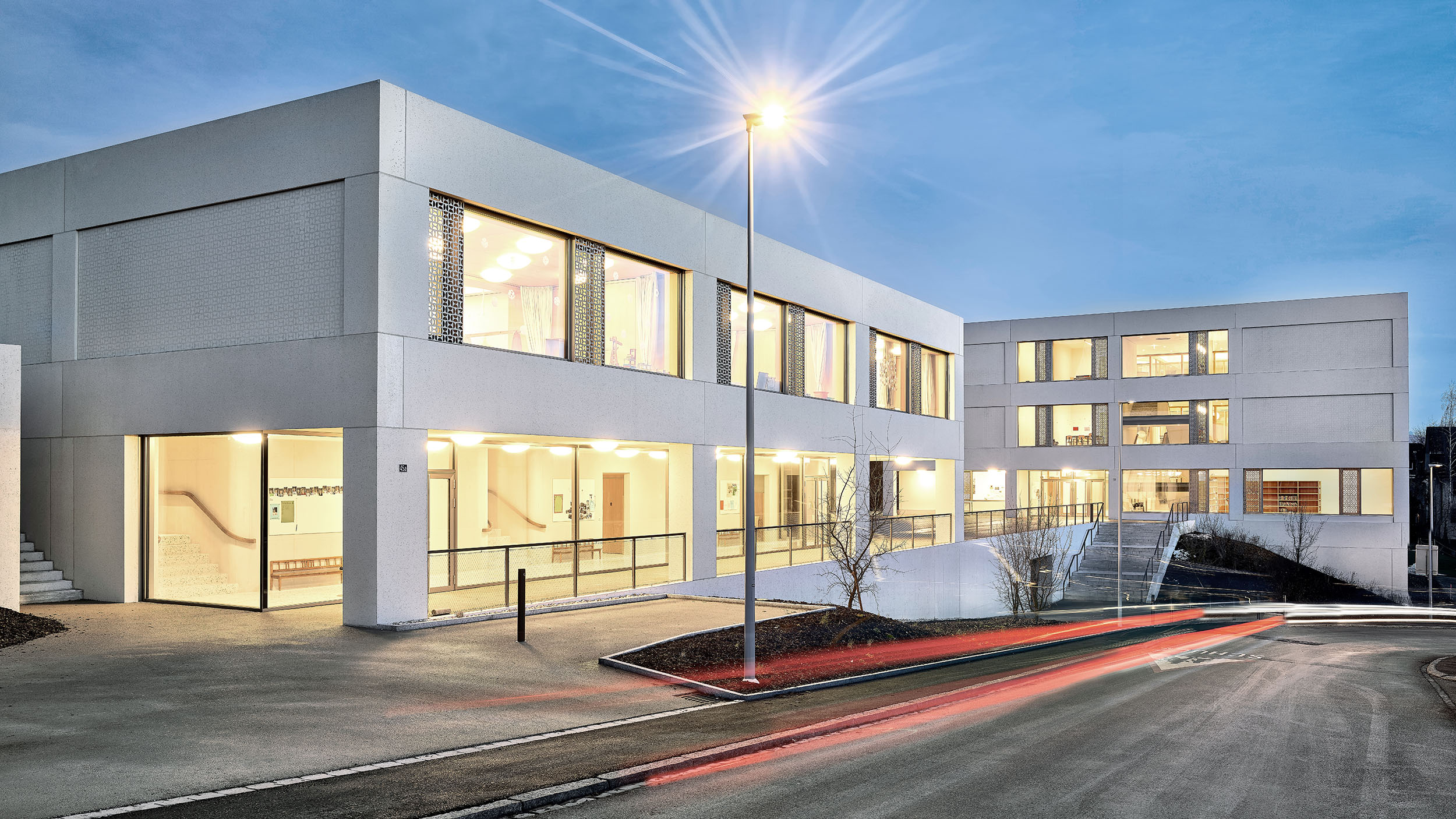 Schule Goldbach Küsnacht, Aussenansicht bei Nacht
