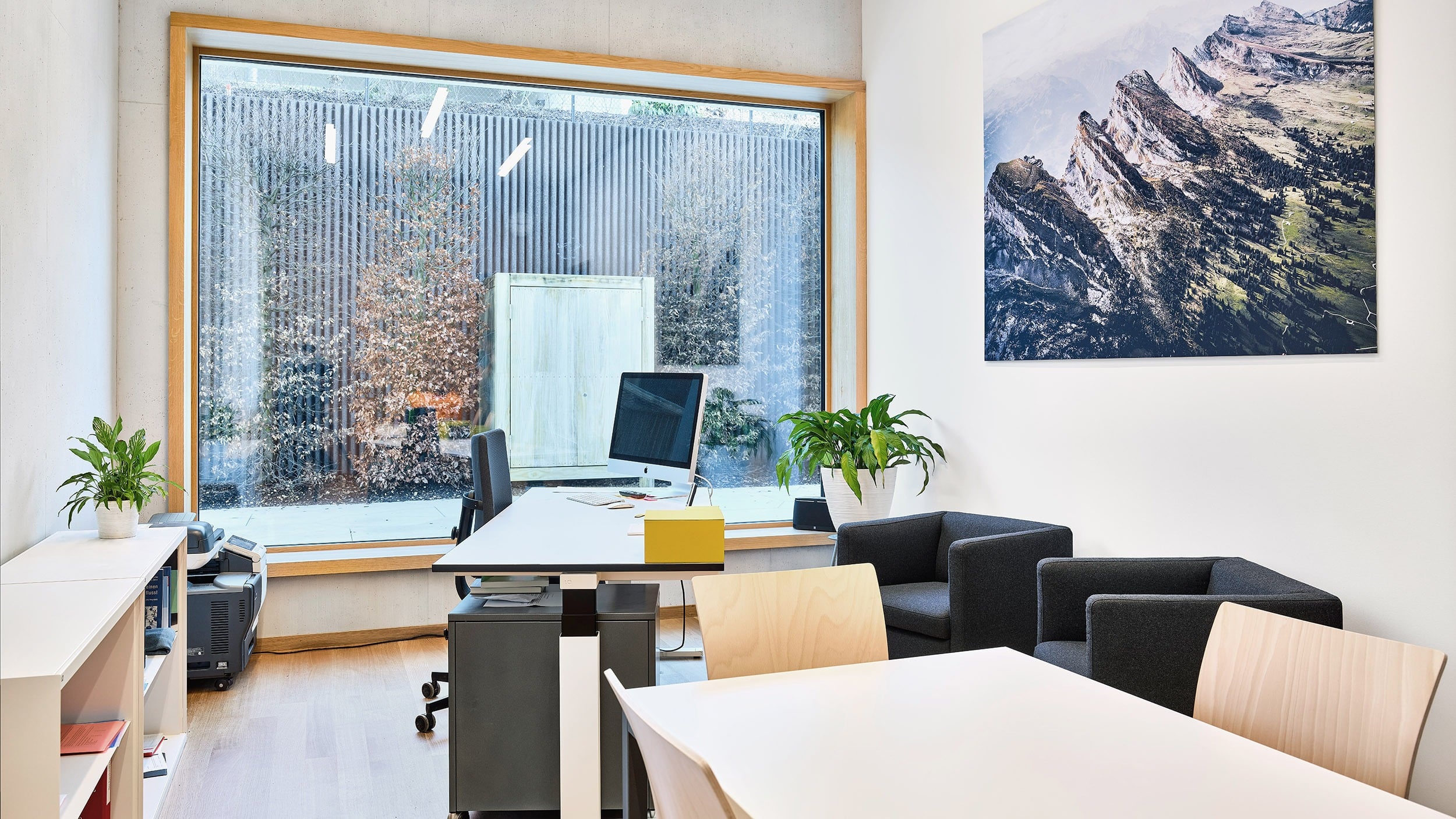 Helles Büro des Schulleiters mit grossen Fenster