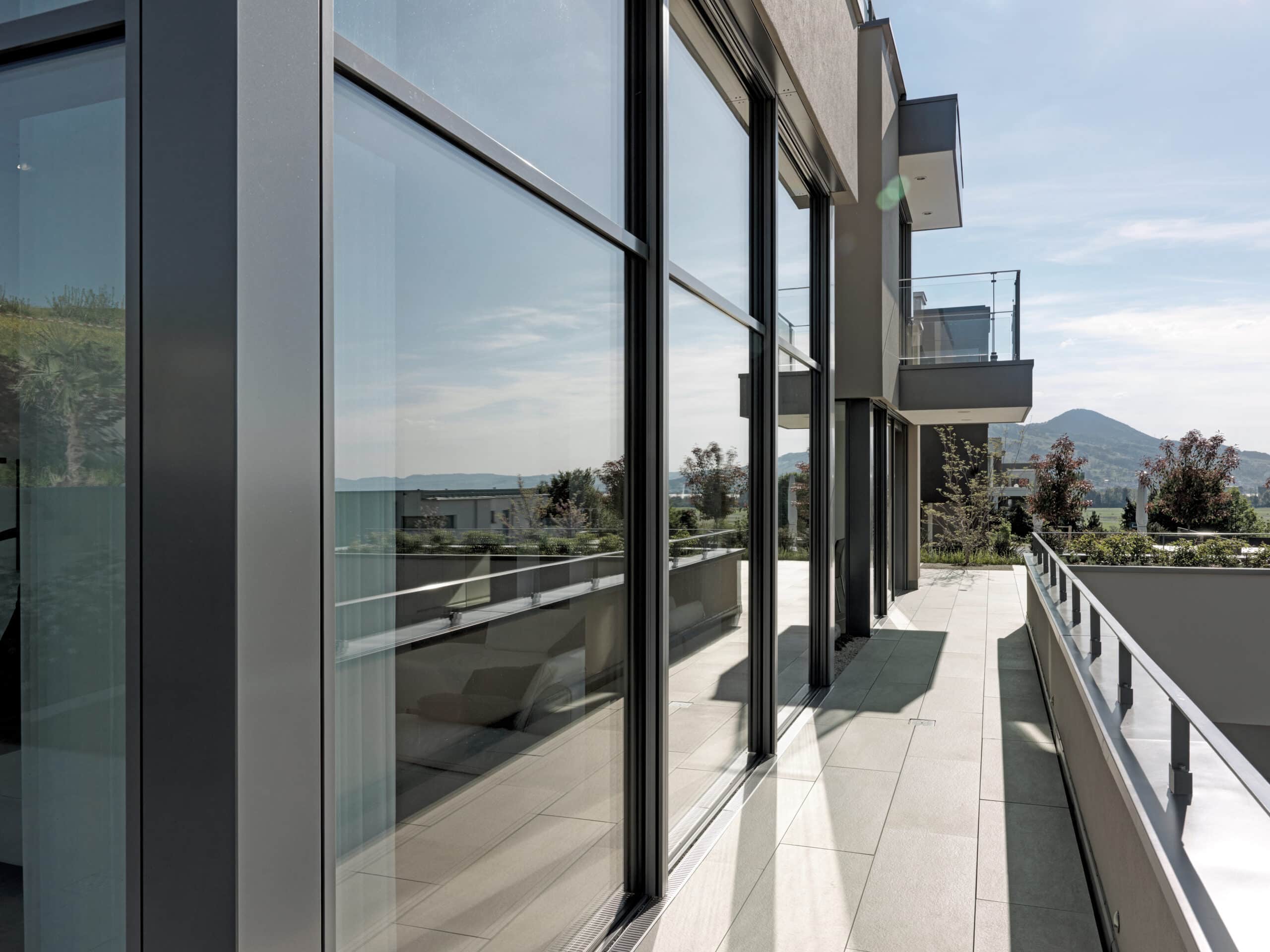 Fenster für Gebäude­hüllen aus Glas, Fassadenlösungen von 4B