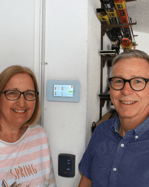 Ehepaar haben eine 4B Alarmanlage installieren lassen für ein sicheres zuhause