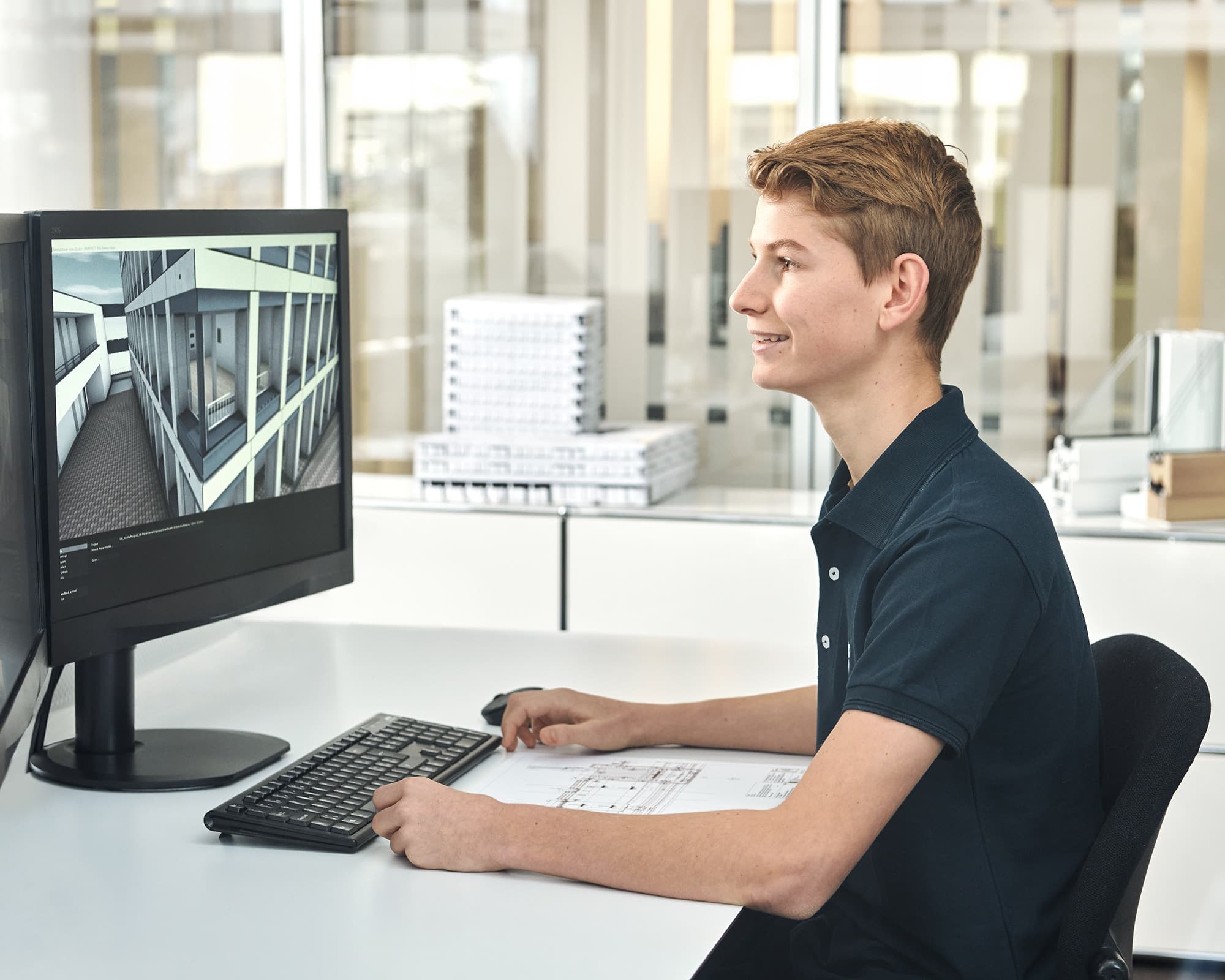 Auszubildender Metallbaukonstrukteur bearbeitet 3D-Modell am Computer