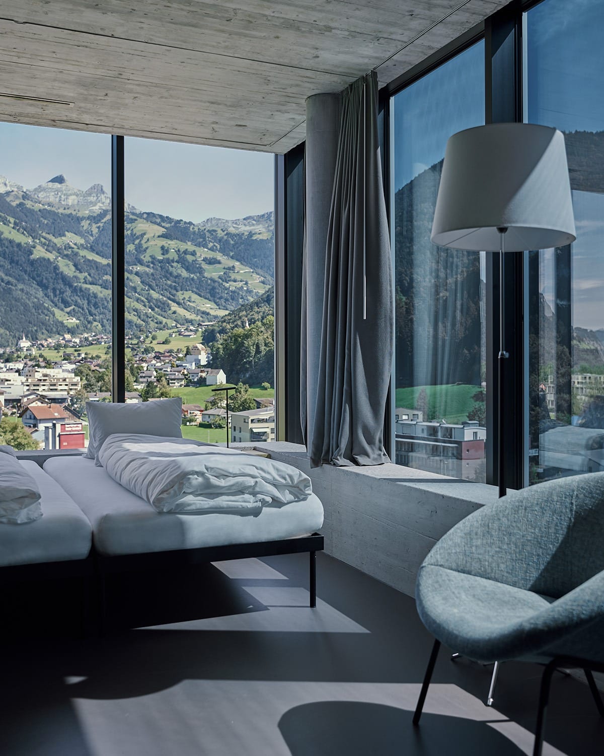 Hotelzimmer mit Sessel, Aussicht durch die intelligente Fassade vom Siscampus