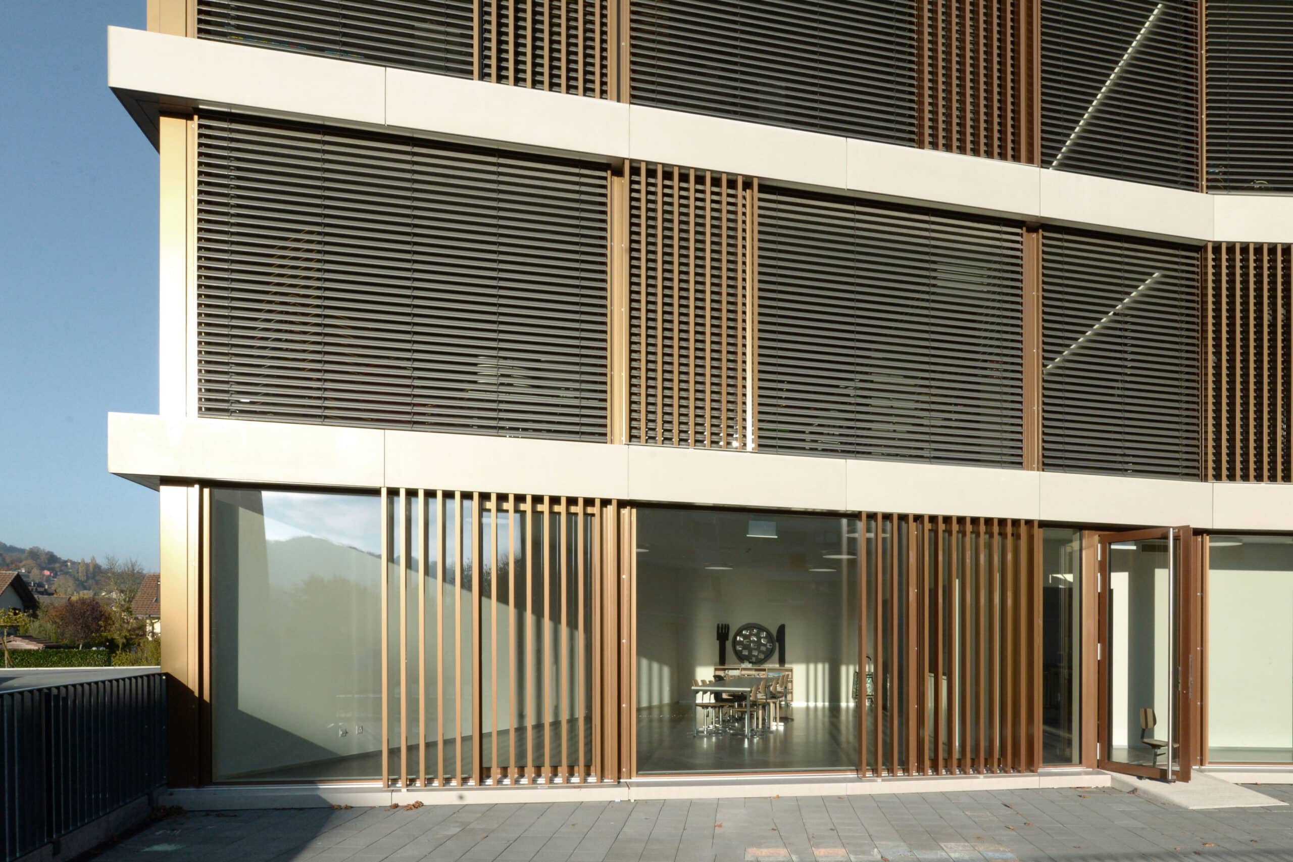 Fassade mit dem Pfosten-Riegel System von 4B beim Collège fey du Moudon