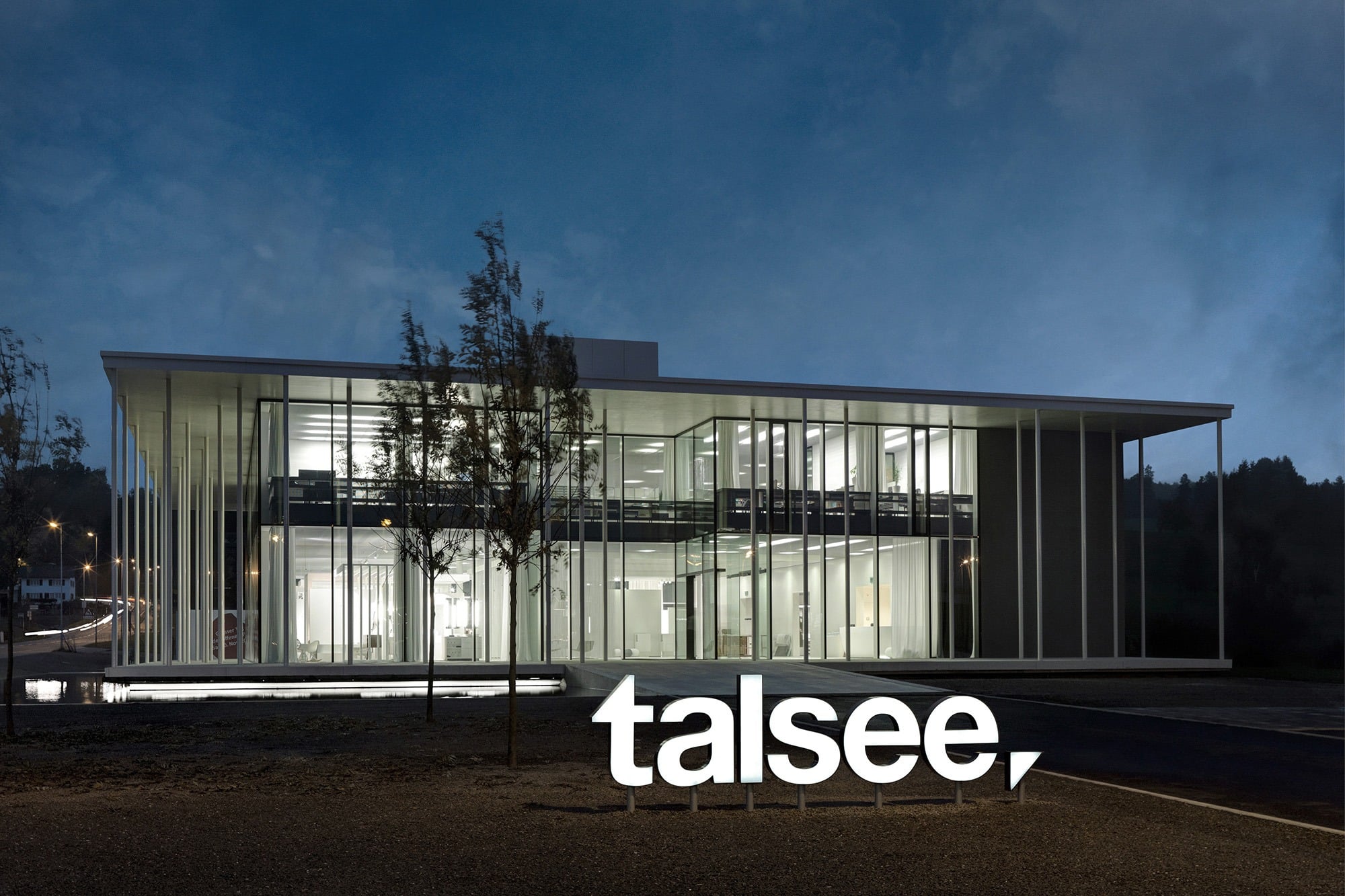 Aussenansicht an das Talsee Gebäude mit Pfosten-Riegel Fassadenlösung von 4B