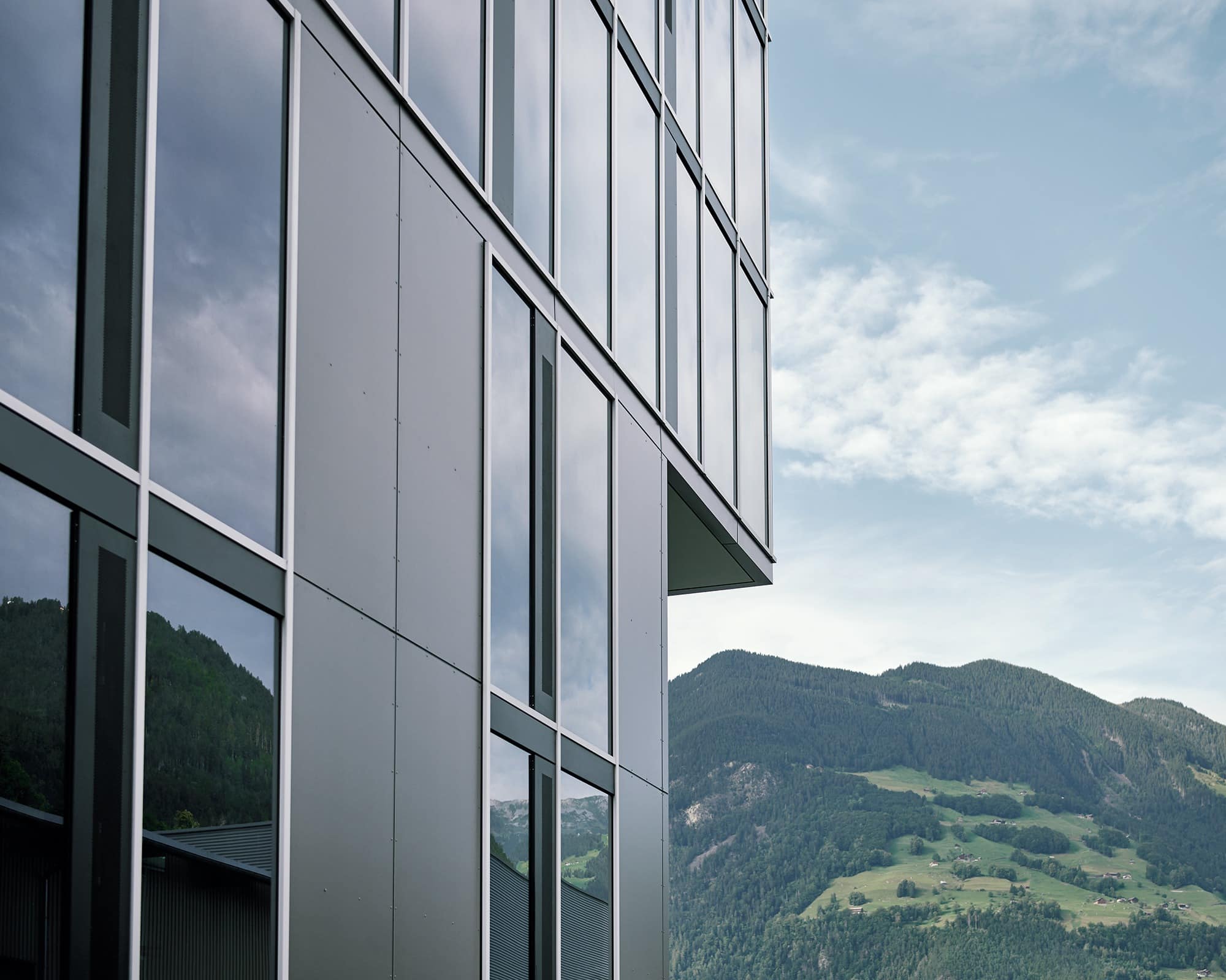 Intelligente Fassade vom Siscampus in Schattdorf