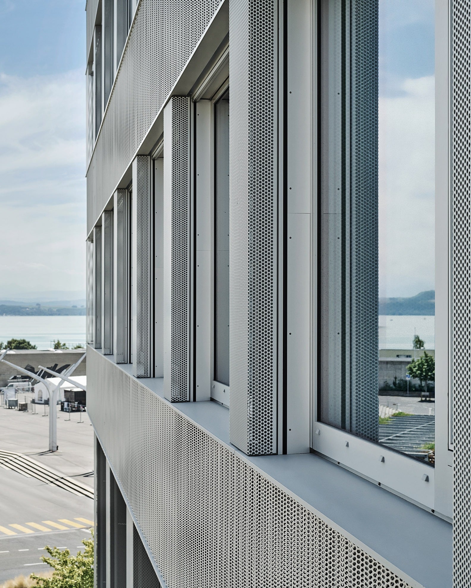 Fensterrenovation: Nahaufnahme der neuen Fenster und Fassade im Centre Professionelle du Littoral in Neuenburg