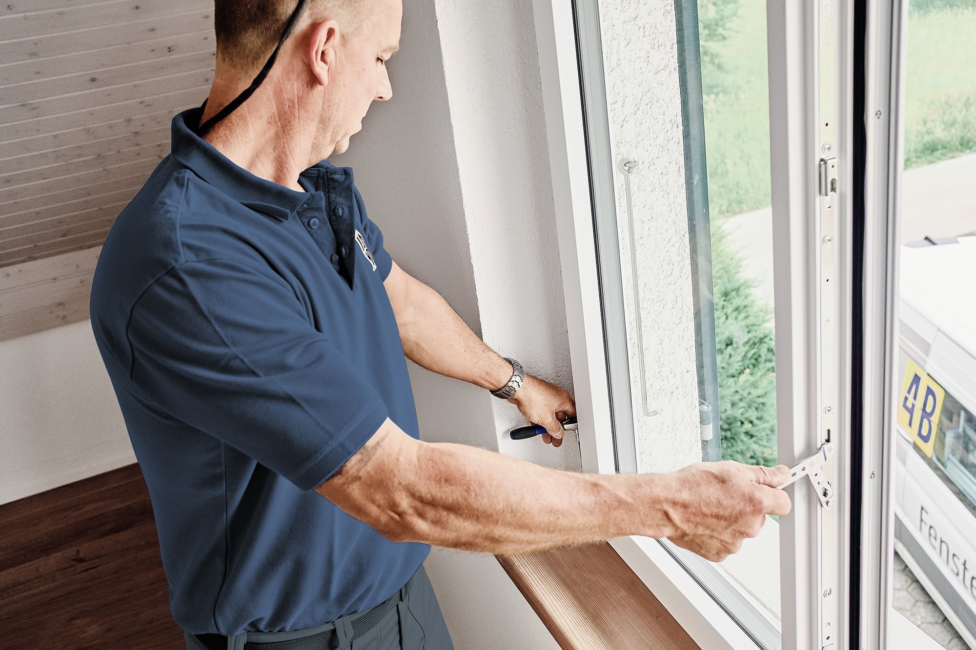 Monteur prüft das Fenster