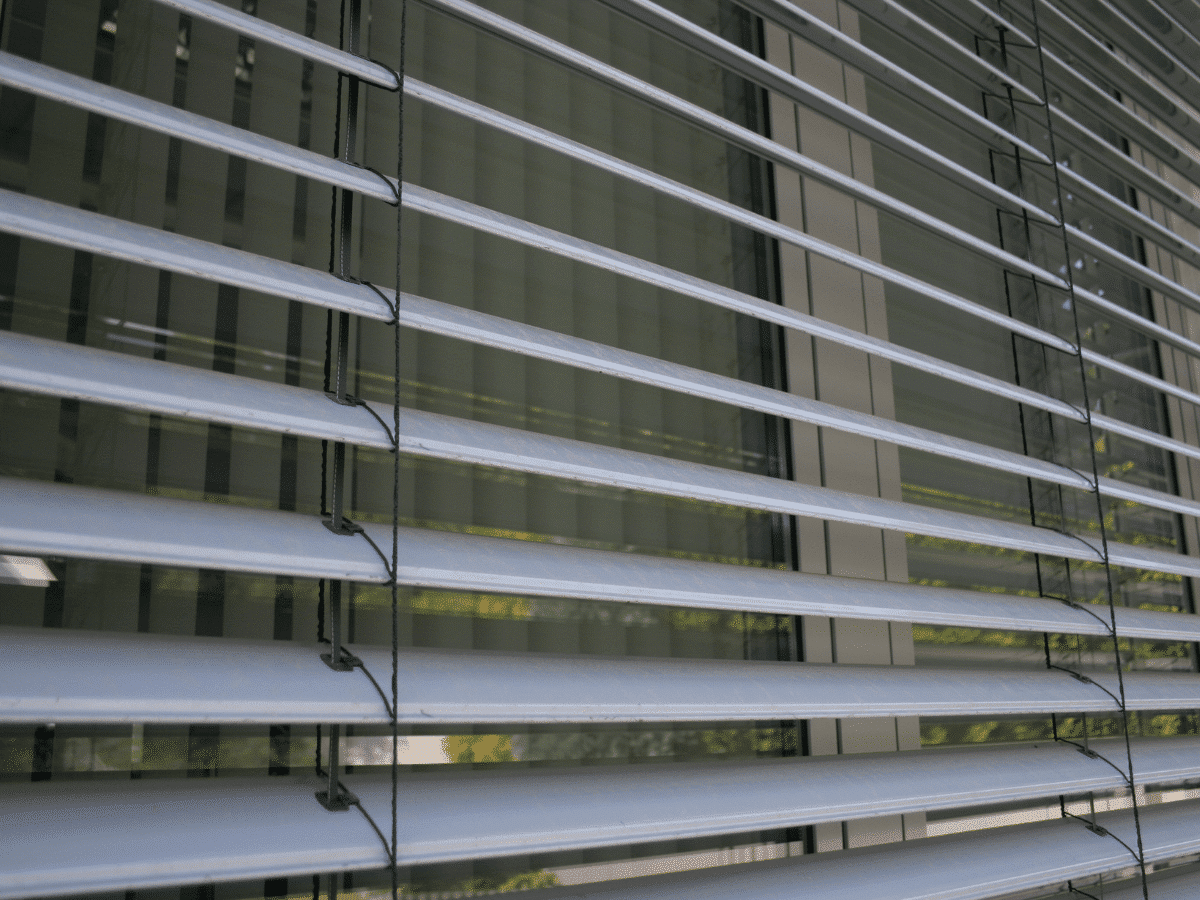 Kondenswasser an der Aussenscheibe: Fenster mit Storen welche angekippt sind