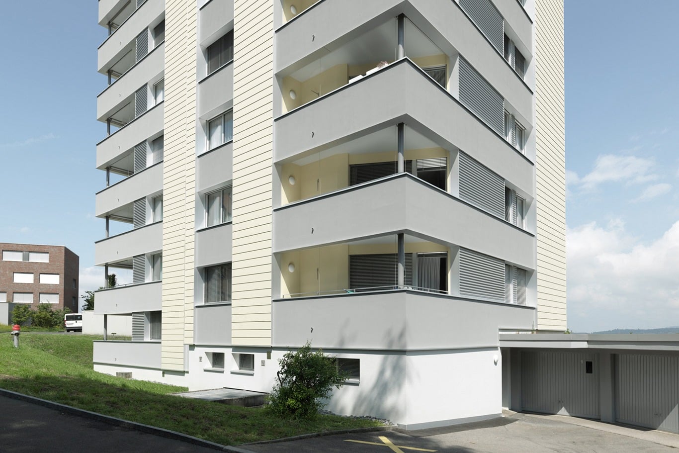 Hochhaus Zug, Aussenansicht an die Balkone und Fenster