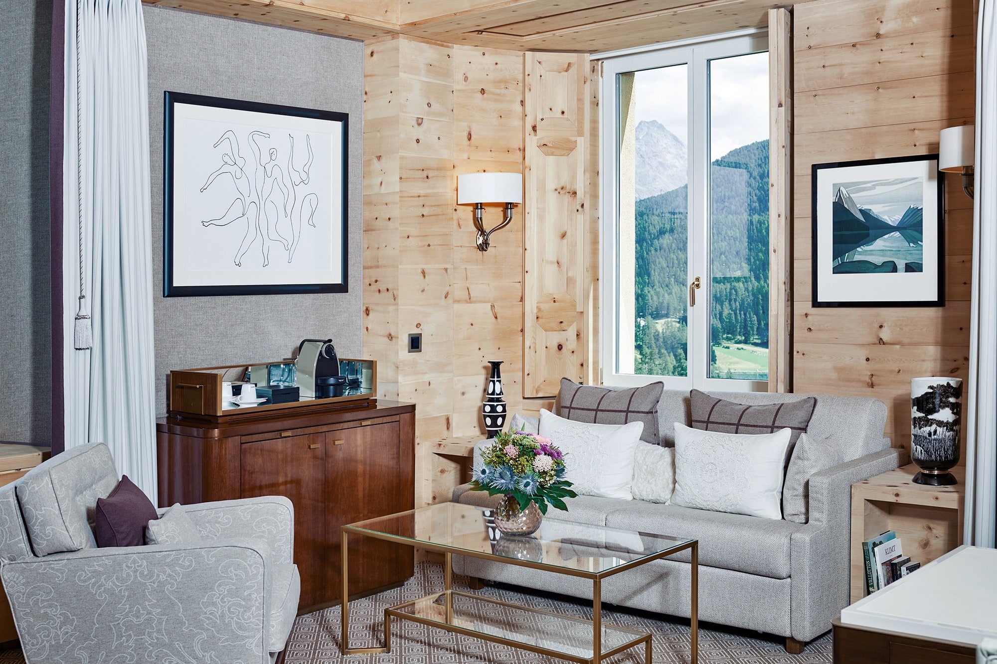Hotelzimmer mit Holz-Metall Fenster und Sofa