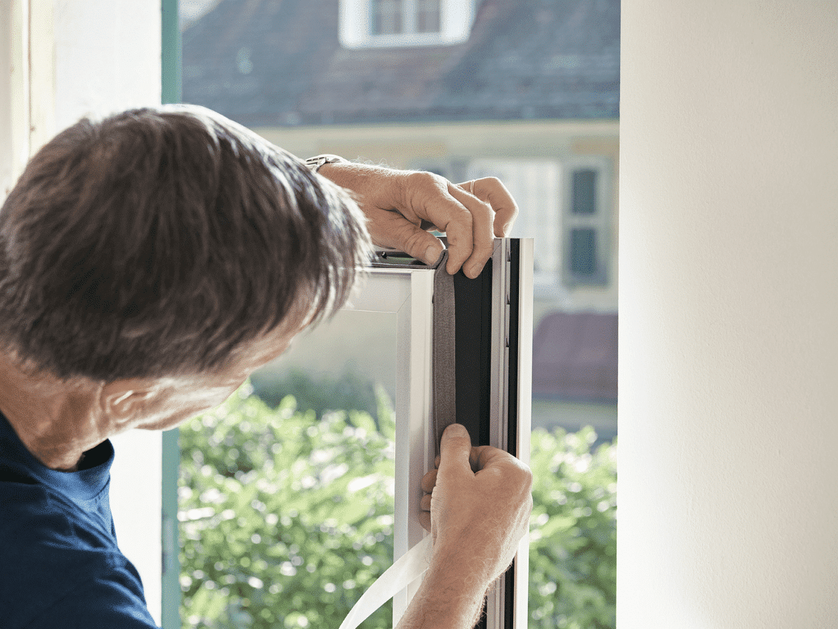 Der Fenstermonteur von 4B dichtet die Fenster optimal ab