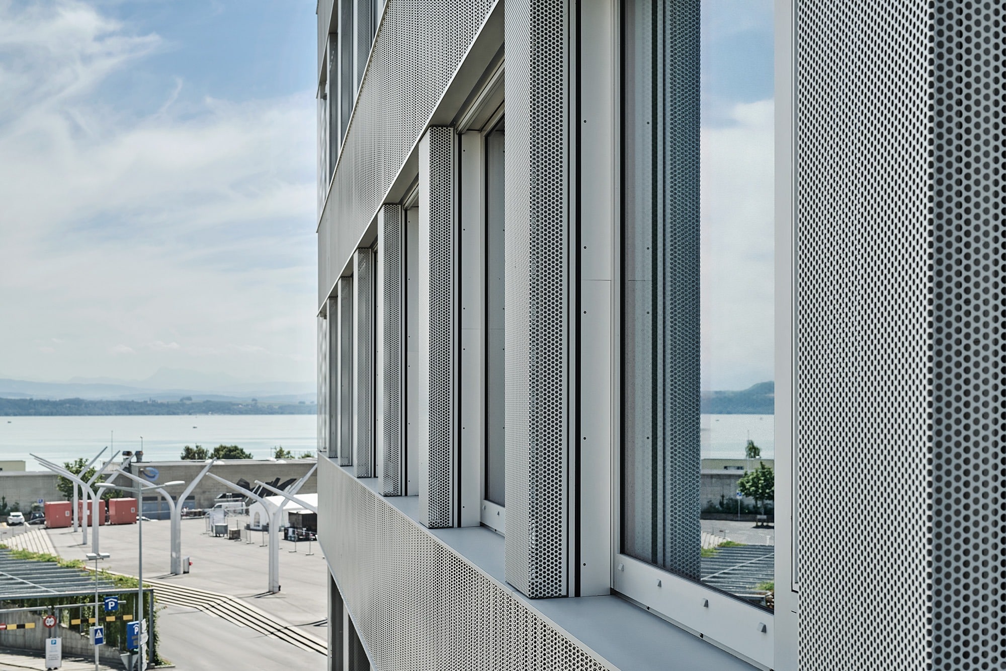 Fassade vom Centre Professionnel du Littoral, Neuchâtel mit Ausblick auf den See