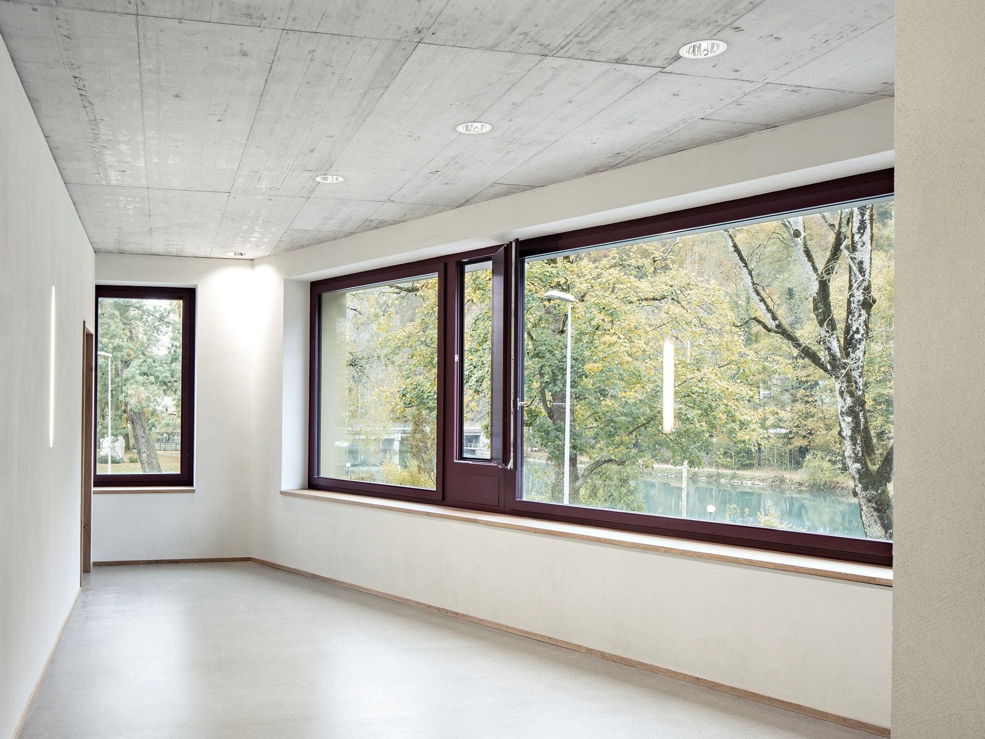 grosse Neubaufenster NF1 von 4B mit Aussicht ins Grüne